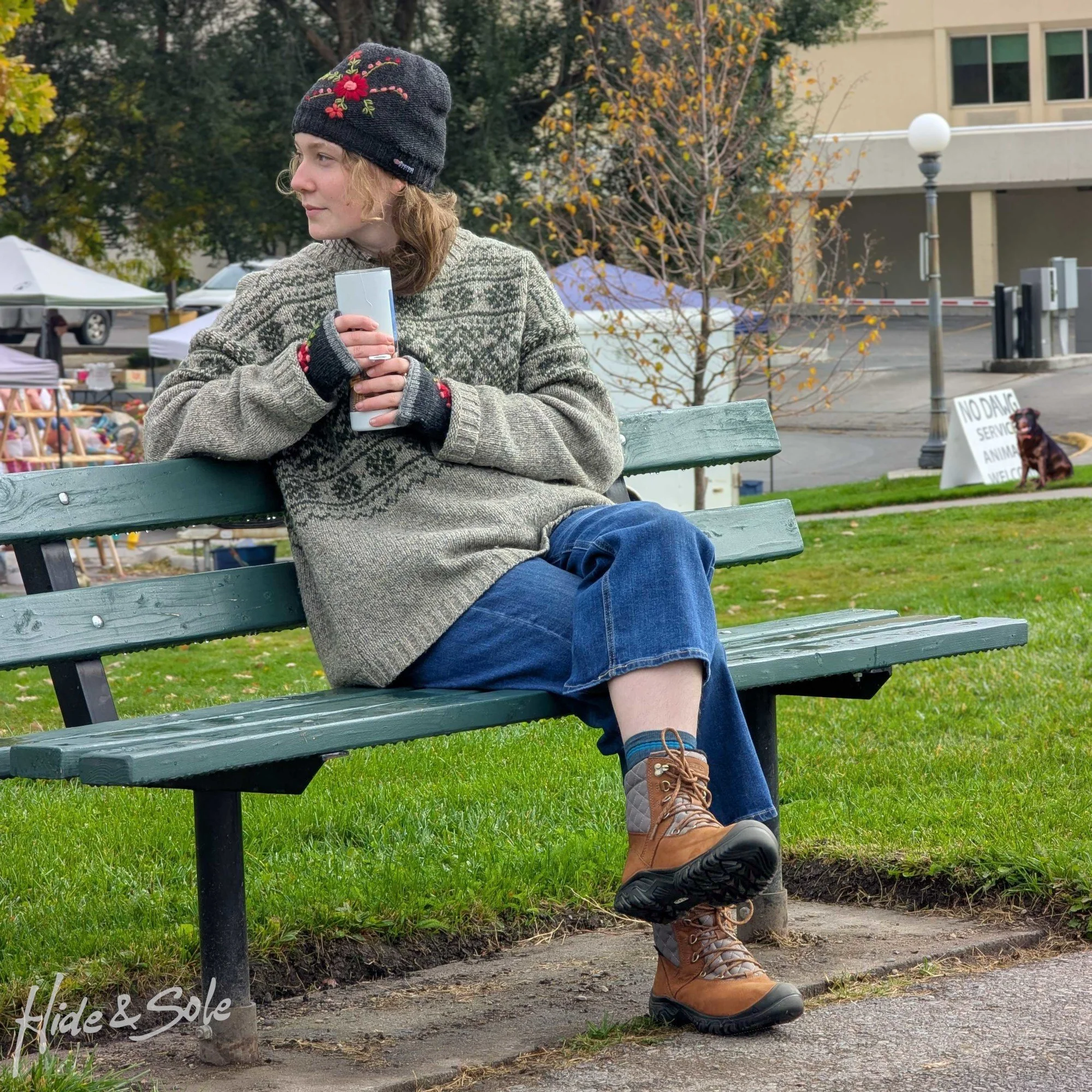 There's nothing like a crisp farmer's market morning. We're so lucky to have such a good reason to come together as a community on Saturday mornings. 🍂 It's important to stay cozy while sipping a warm beverage alongside your fellow Missoulians. 

🥾
