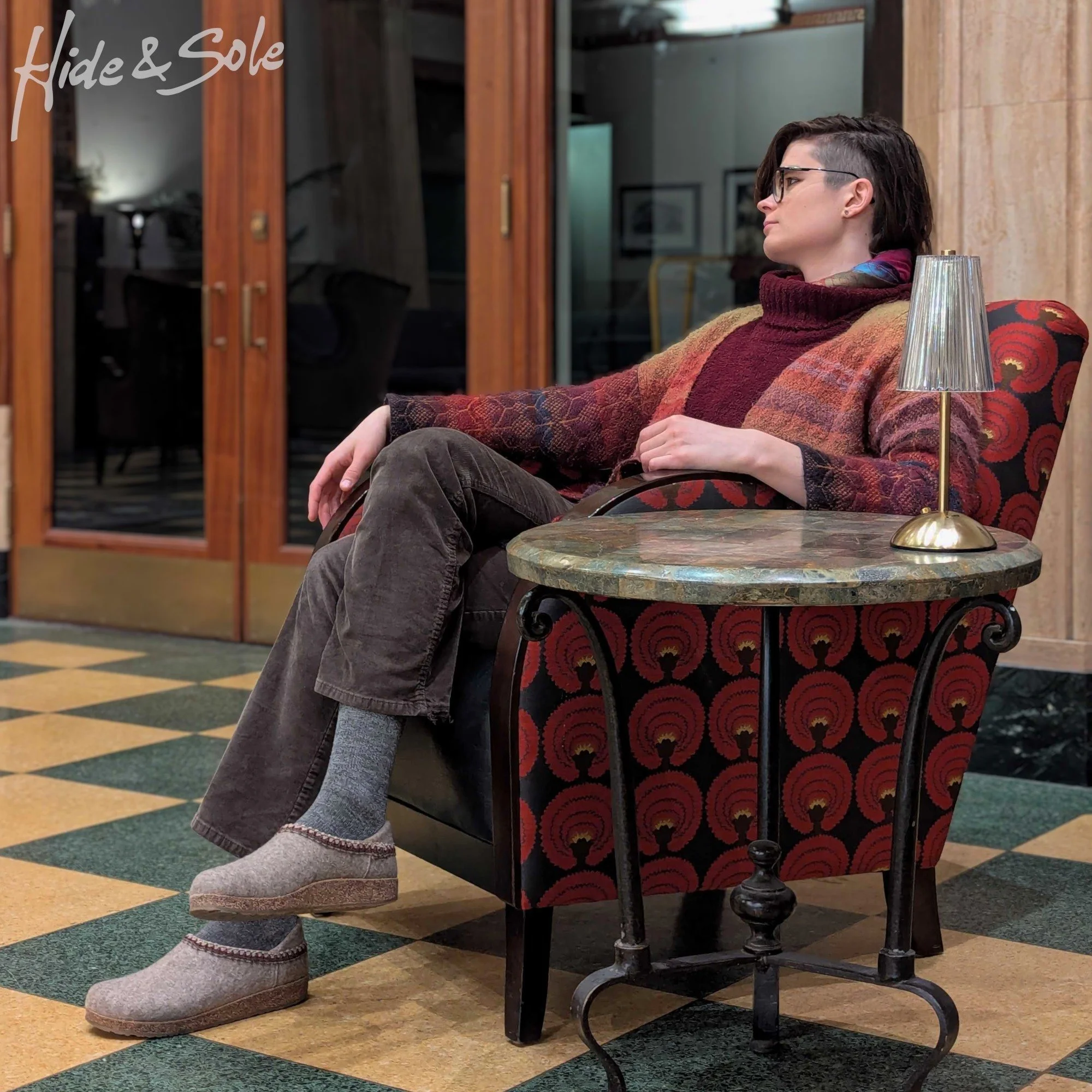 The chilly weather blew us (and our wool clogs 🐑) into the historic Florence hotel this Saturday. There is nothing as wonderful as curling up in a luxurious chair while wearing a pair of Haflinger slippers, and enjoying the beautiful space. 💖

👞 H