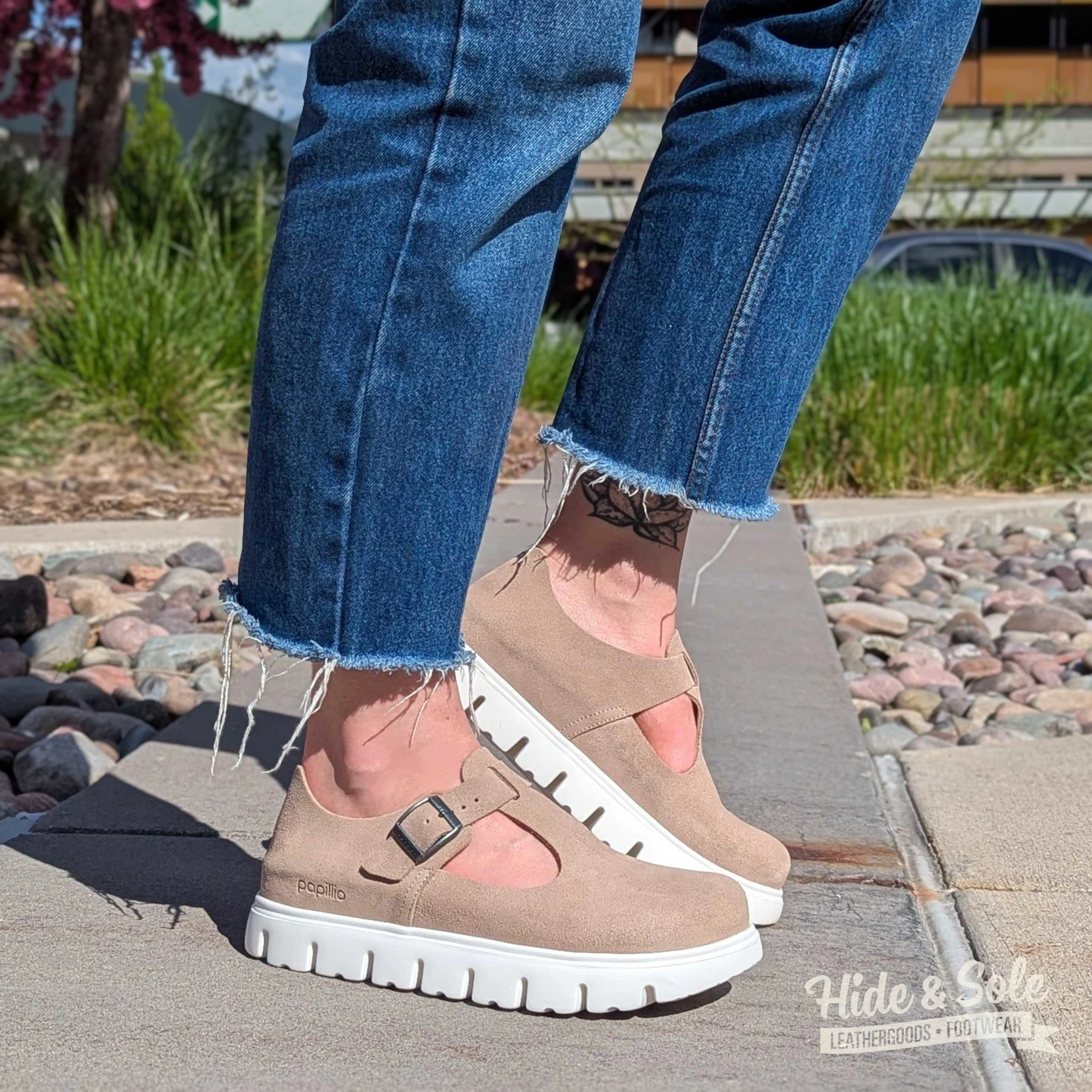 &Agrave; la mode, de Missoula &agrave; Paris.

The flowers are in full bloom and the Birkenstock Paris Chunky is the perfect shoe to take out into the sun!! Featuring the iconic Birk cork footbed, a reimagined classic upper, and a hot chunky platform