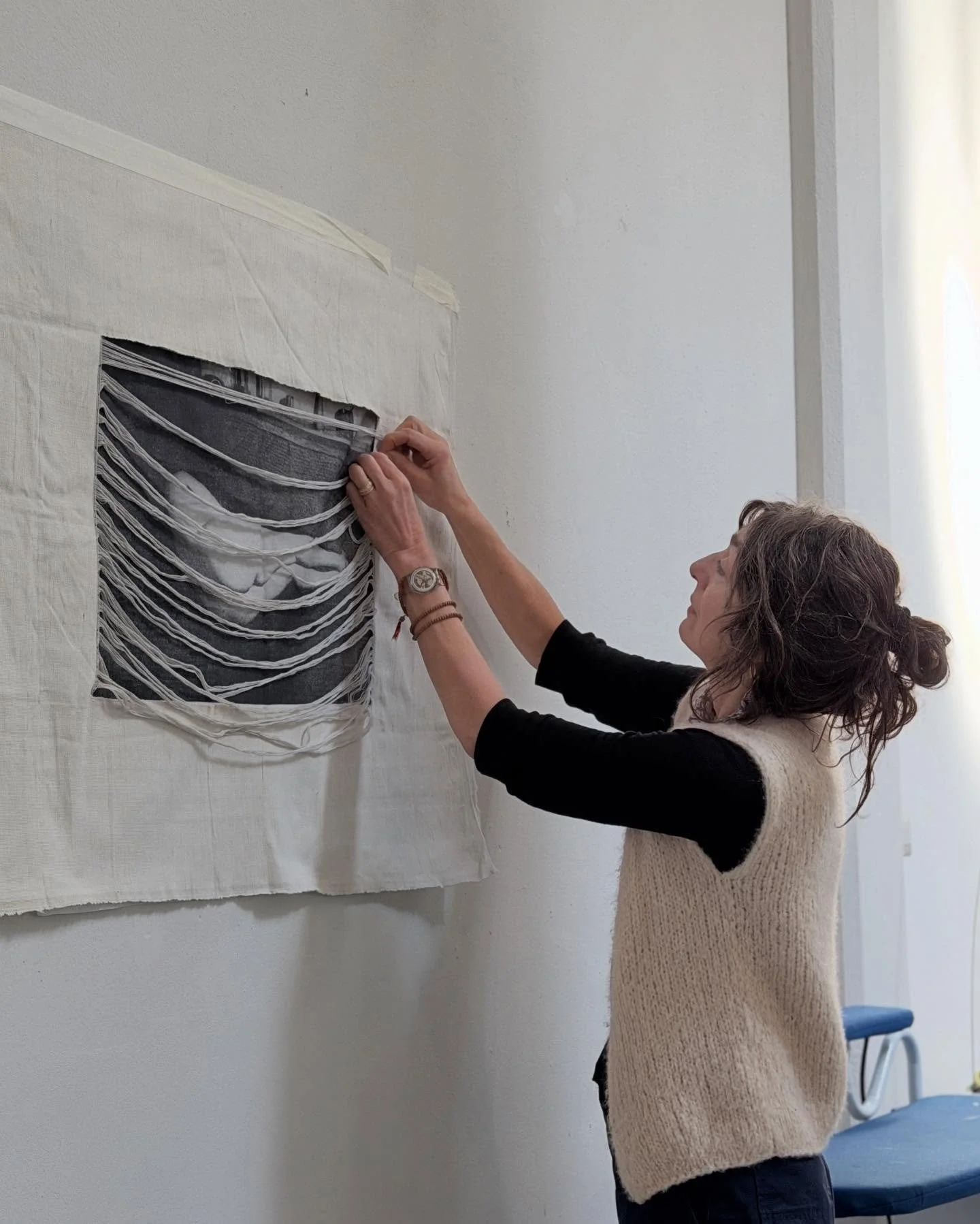 At Lottozero we often host artists in residence who do not come from a textile background but are interested in experimenting with textile techniques as a way to expand their practice.

This is the case of our new resident, Dutch artist @marikenwesse