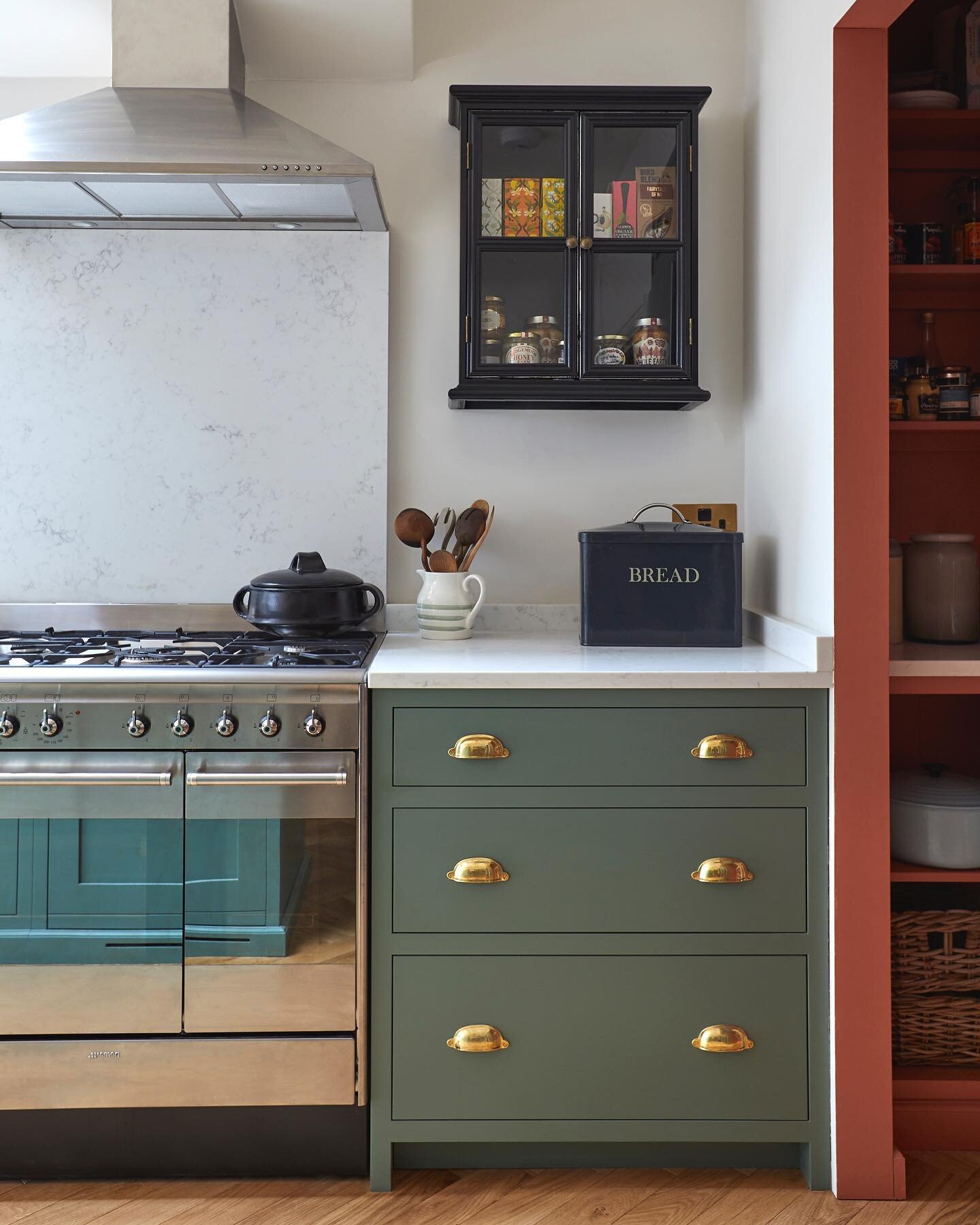 Love a flash of colour ❤️
Kitchen by @apronkitchens 
Photo by me