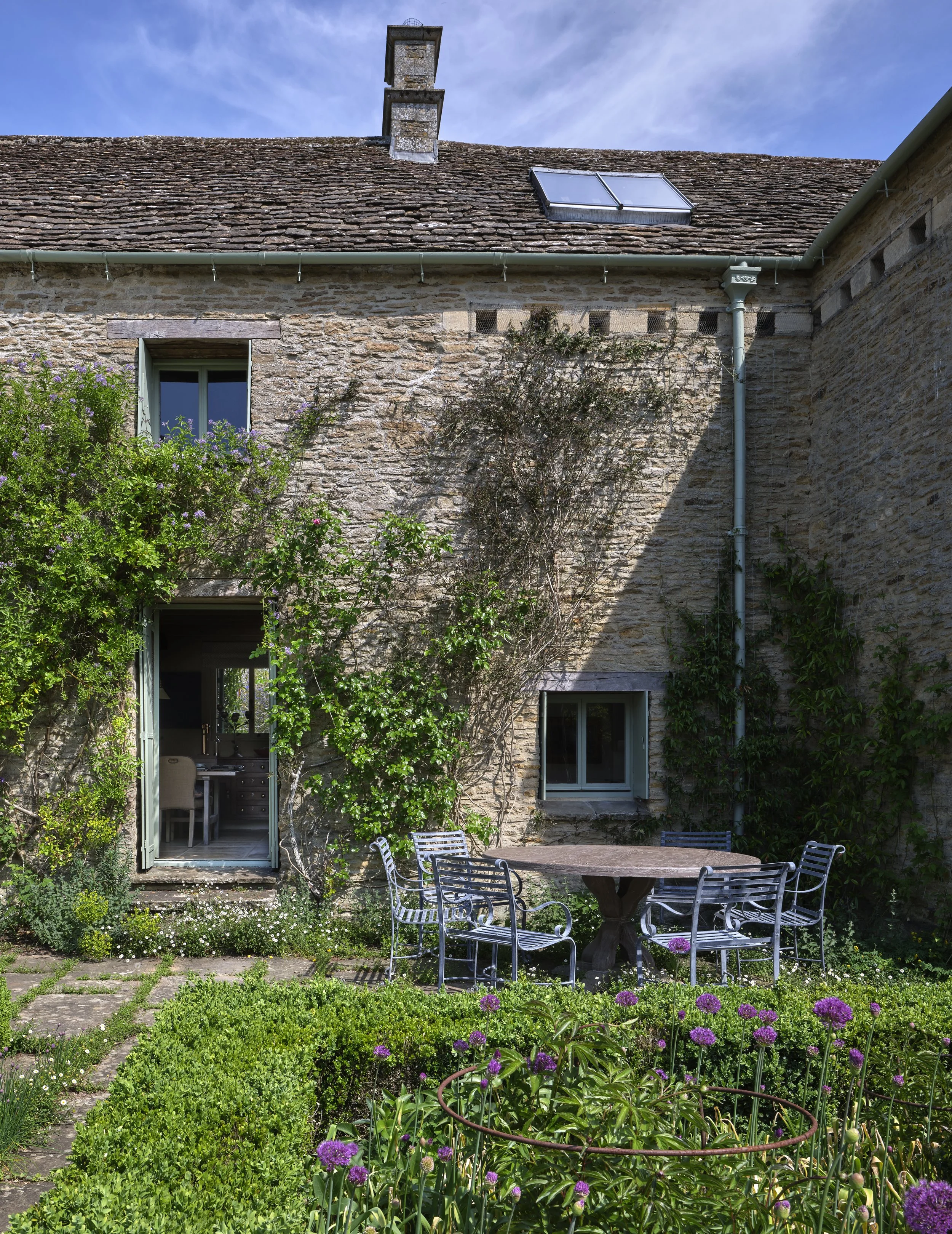 V&G_25.0430_Exterior_10.jpg
