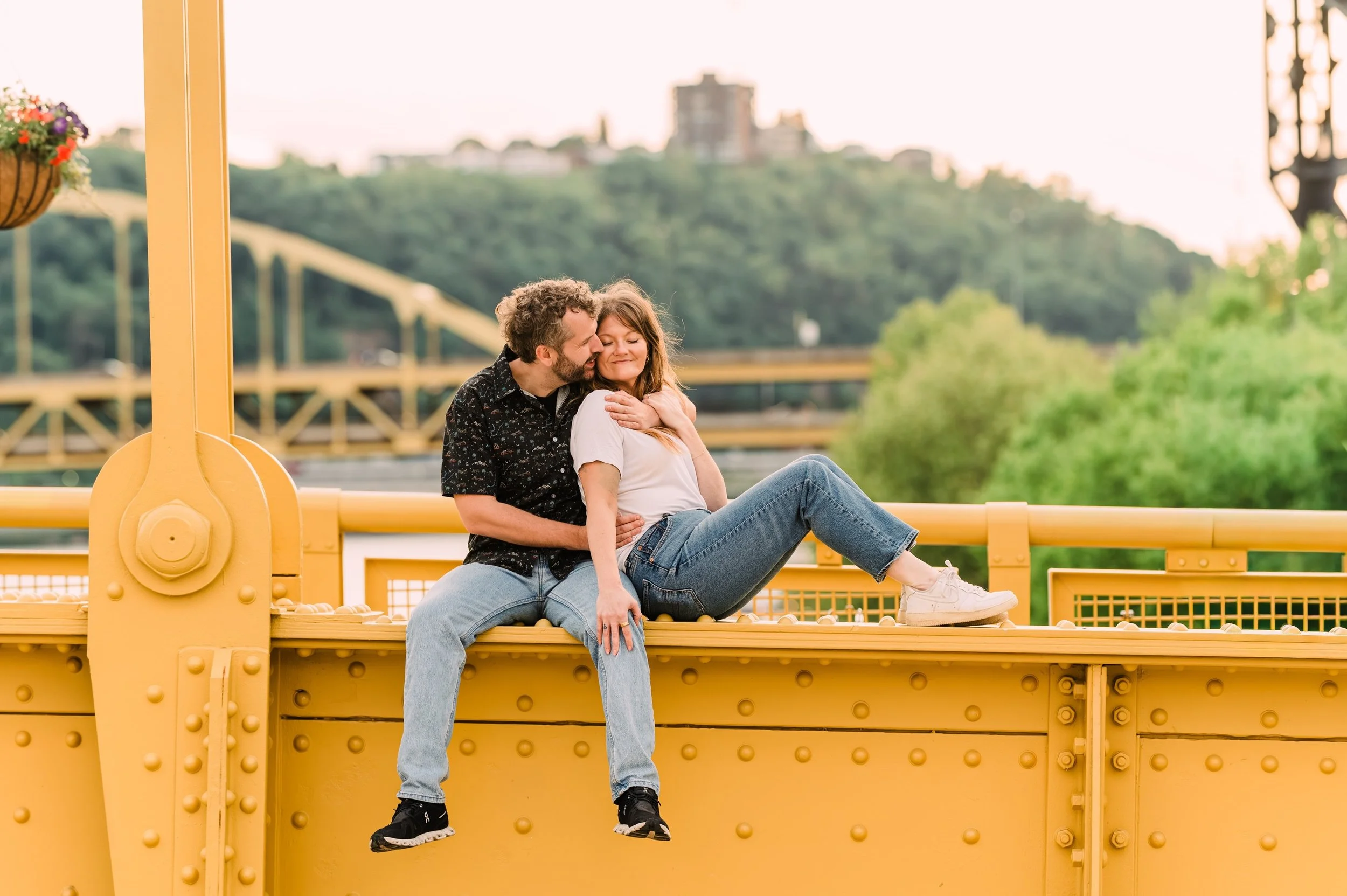 The perfect spring evening downtown with so much good that came with it 💛🖤 shoutout to the party pedalers 🫶 how fun is it to witness complete strangers cheering on other strangers in a moment of pure happiness! 

#pittsburghengagement #pittsburghe