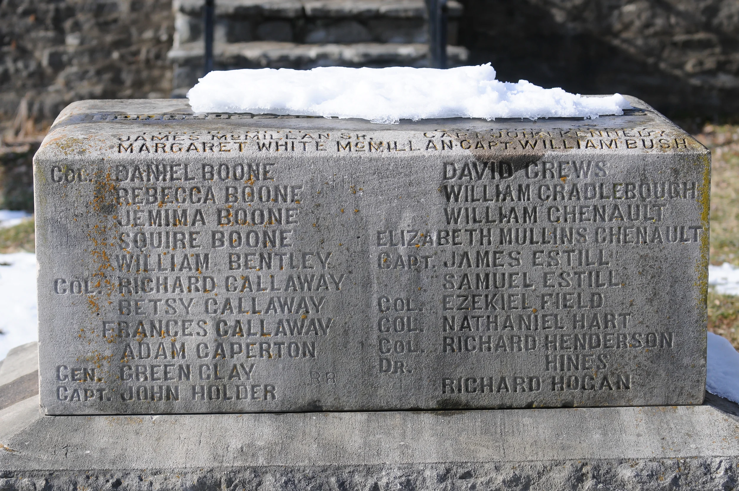Monument at Booneborough State Park honoring the Boonesborough SETTLERs .