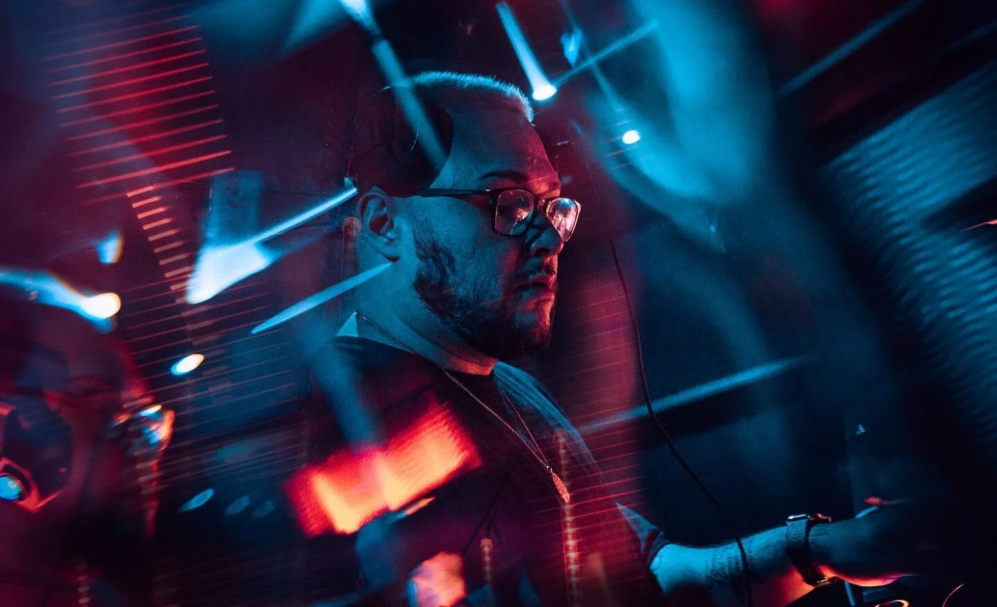 Some SERIOUS blade runner vibes coming off of @ayeoo_romero at Mezzo lounge this past Thursday. Thank to @boujee.entertainment and @thisiscollege for having me
.
.
.
.
.
#createcommune #agameoftones #shoot2kill #resourcemag #bokeh_kings #eventphotogr