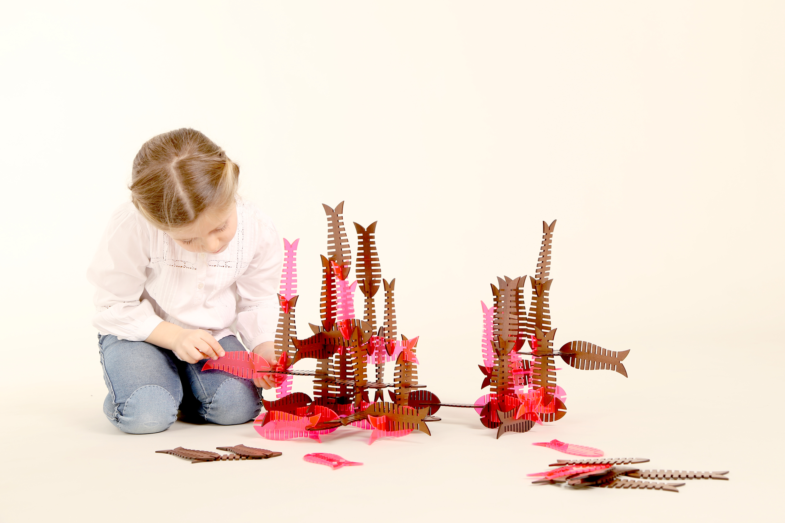 The construction can become a heterogeneous system depending on the user being a child or an adult, each assemblage could be an indicator of other abstract skills in fields such as mathematics and art, revealing important bases that can become very useful for the vocational choices.