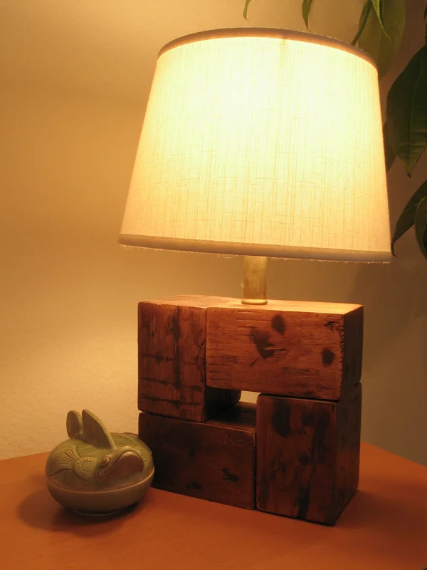 pallet lamp.jpg
