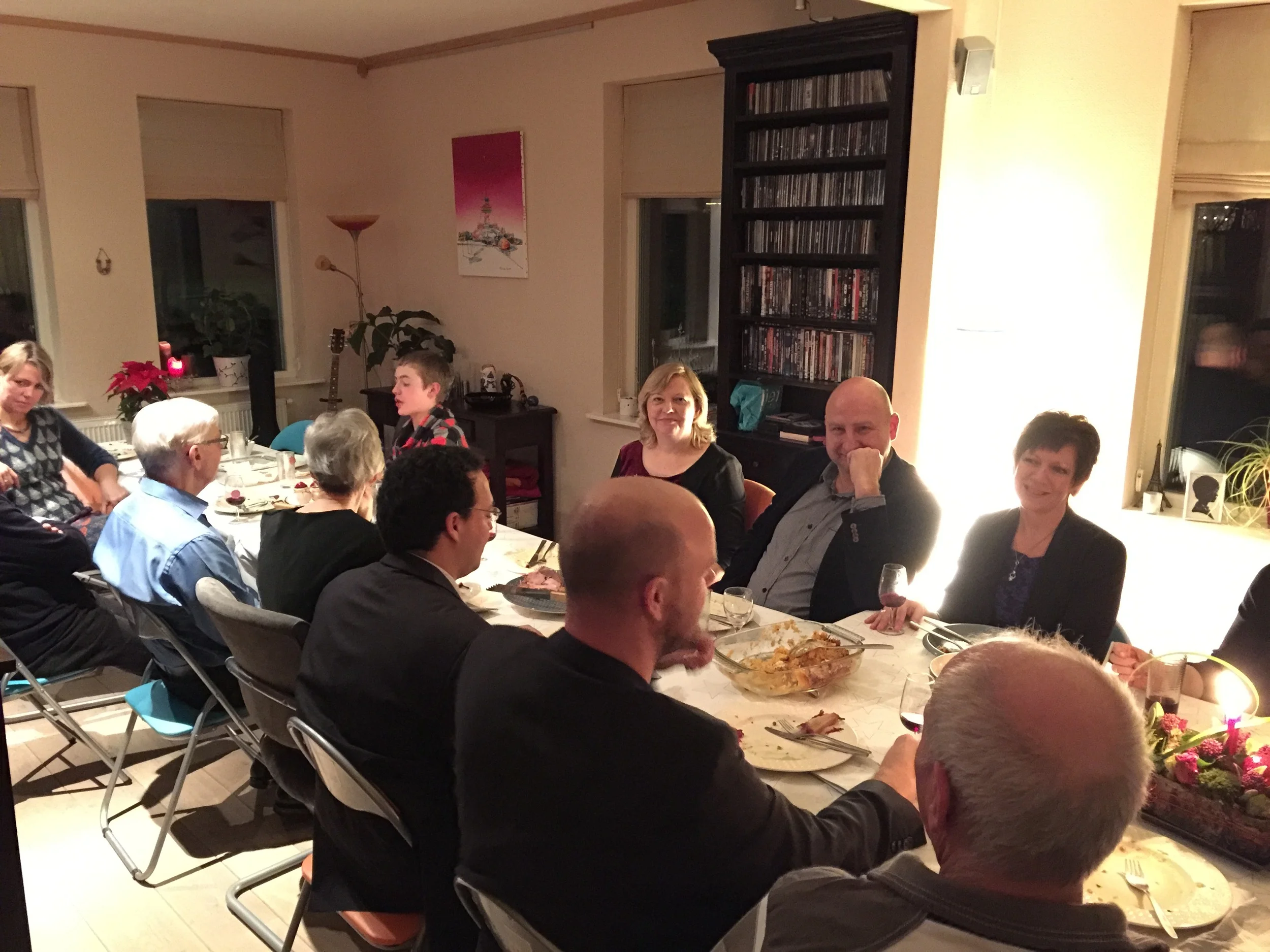 Mama heeft het naar haar zin bij het kerstdiner