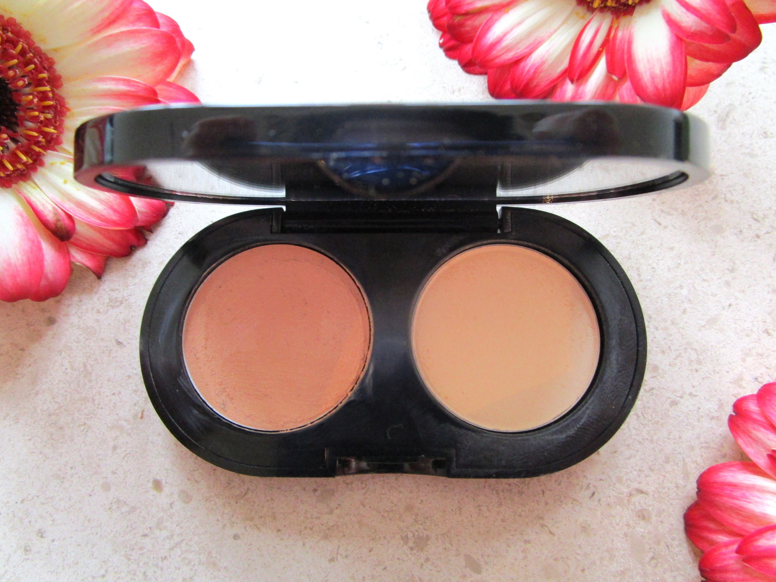 Concealer in shade "Sand" on the left, pressed powder on the right. 