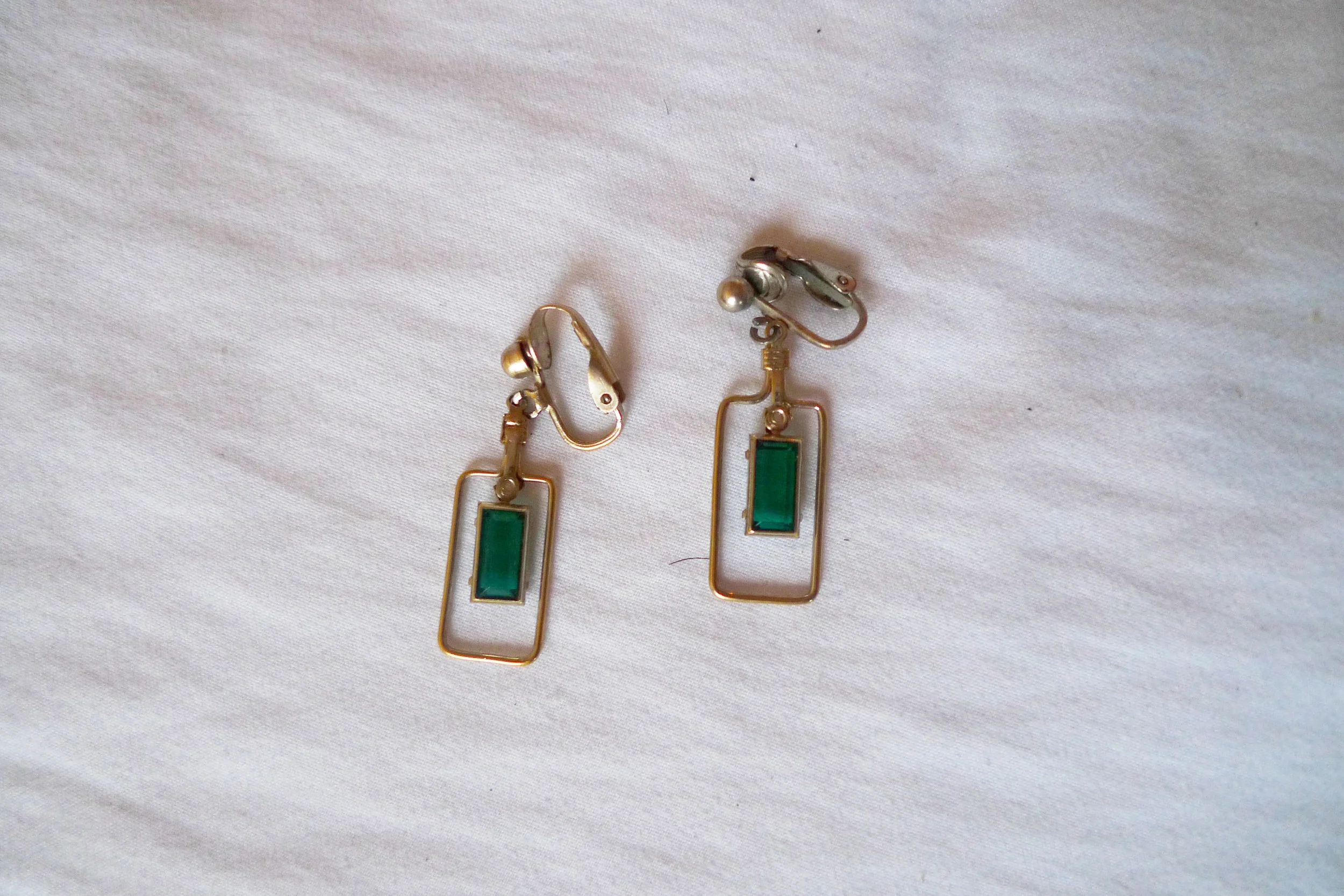 Vintage Deco Gold Green Gemstone Prong Earrings