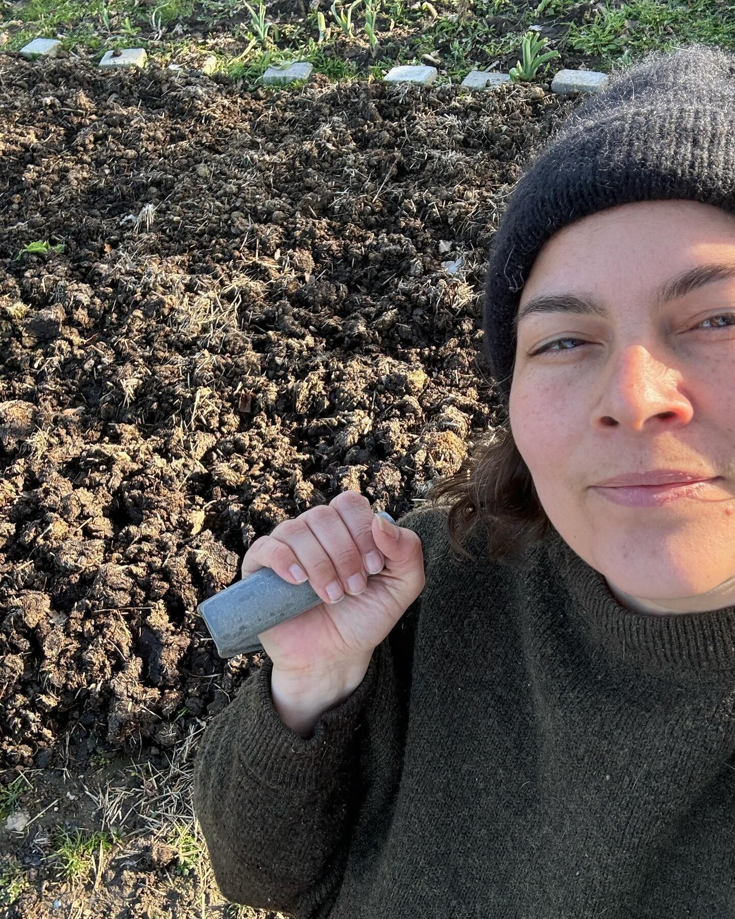 Shoveling sh✨t like a pro&hellip; garden and veg season has begun! First seeds in the Ground. Others baking by the window. In a World where What makes sense is daily challenged, this always does. #organicgardener