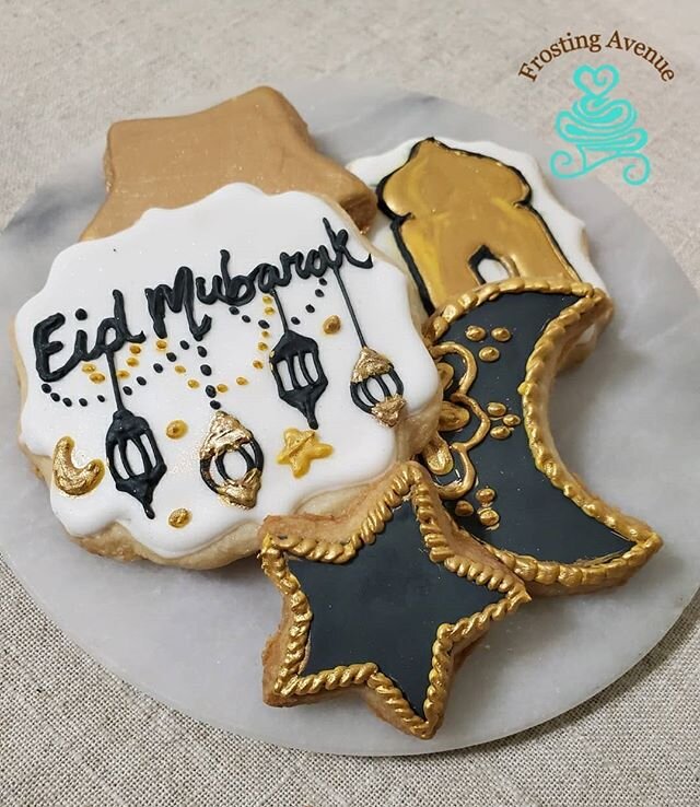 Happy Eid Mubarak!
.
#frostingavenue #happyeidmubarak #stars #moon #eidmubarak #cookies #cookie #gold #blackandgoldcookies #royalicingcookies #royalicing #sugarartcookies #cookiedecorator