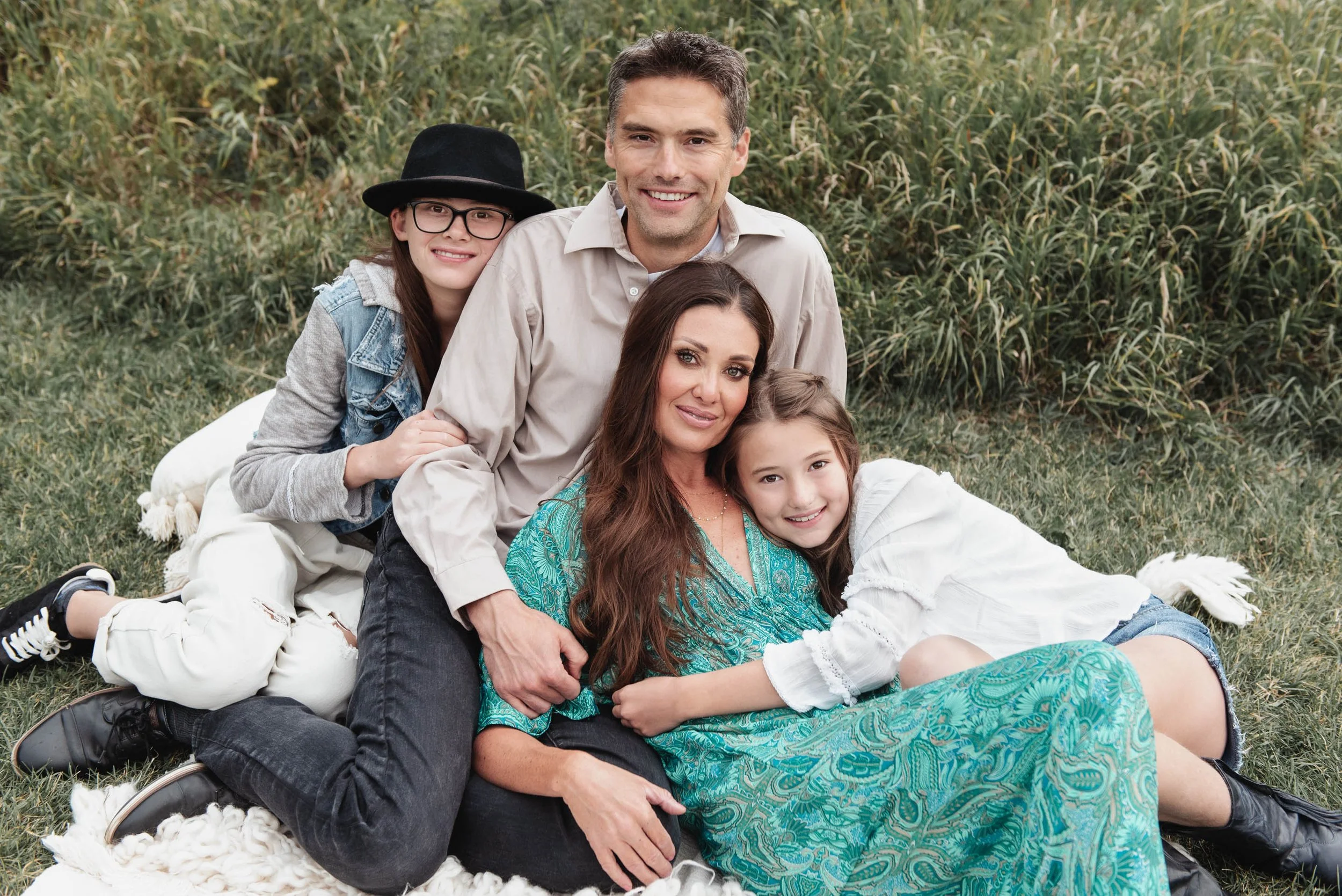 Relaxed outdoor family portrait session Calgary
