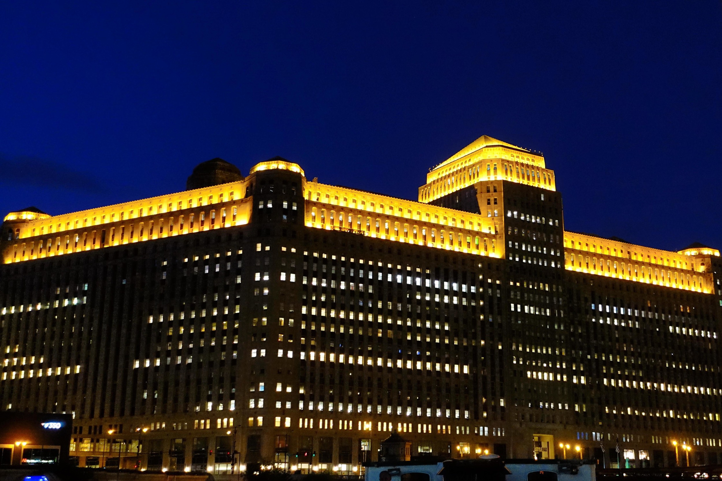 Merchandise Mart at twilight, 2015