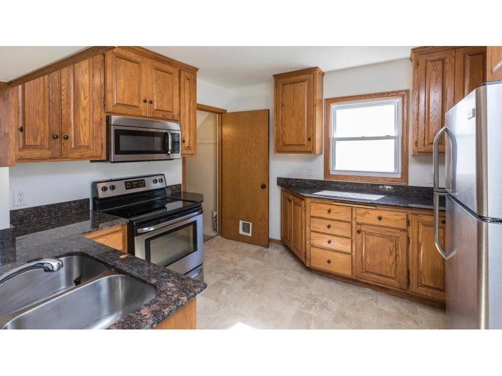 6 Kitchen.jpeg