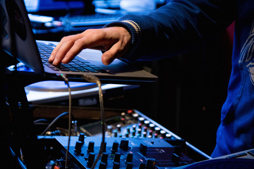 5-refresh-radio-53-by-@jor.vision--smaller.jpeg