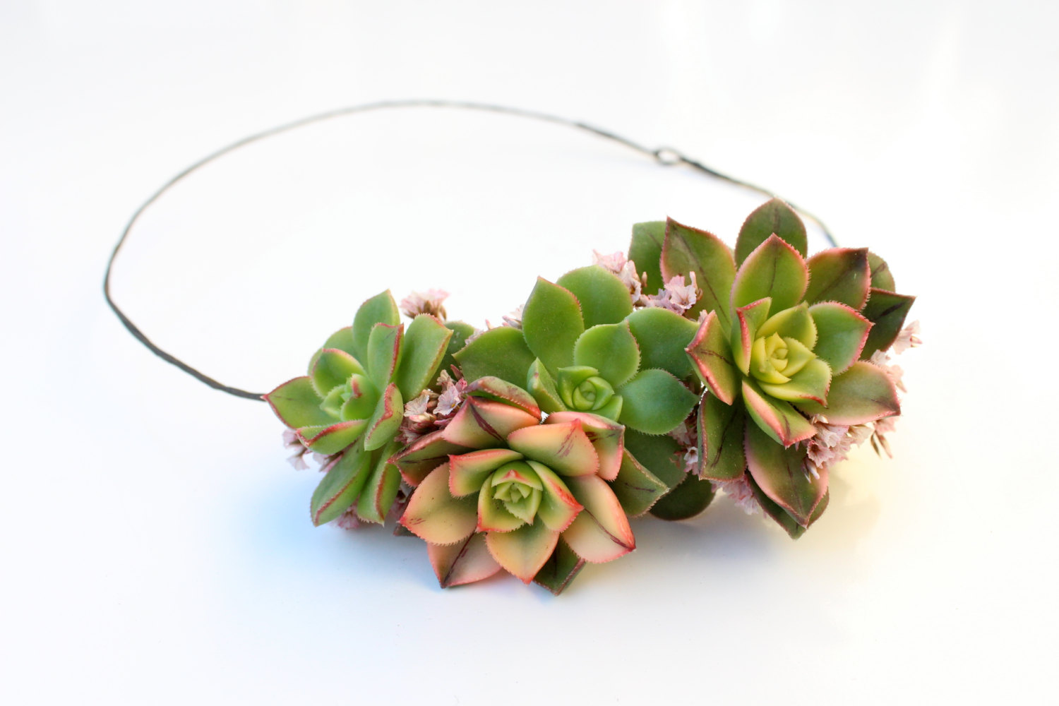 Image via Eucca Floral. Explore other beautiful halos and creations.