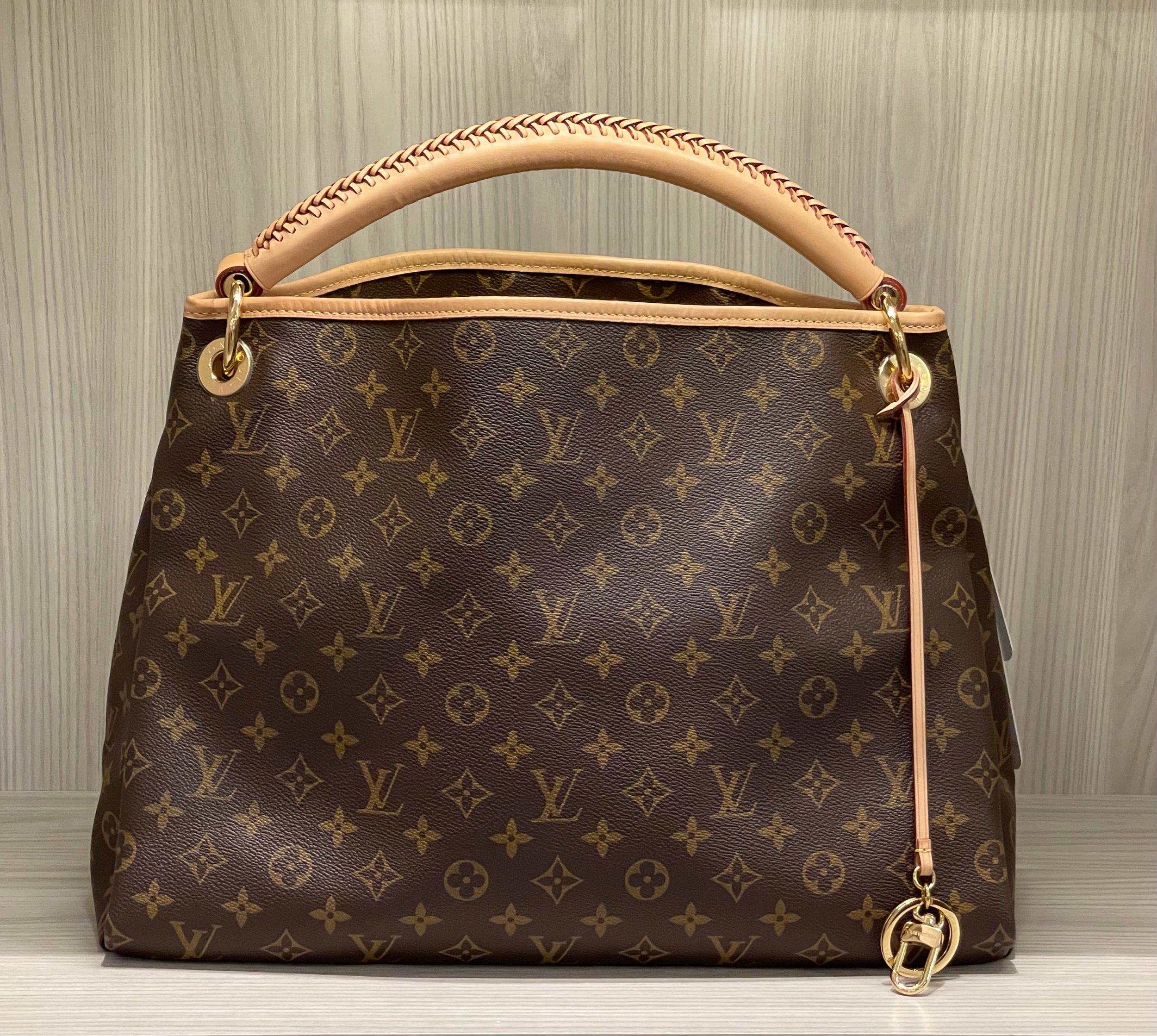 Shop Louis Vuitton Shoulder Bags (M51631) by HOPE