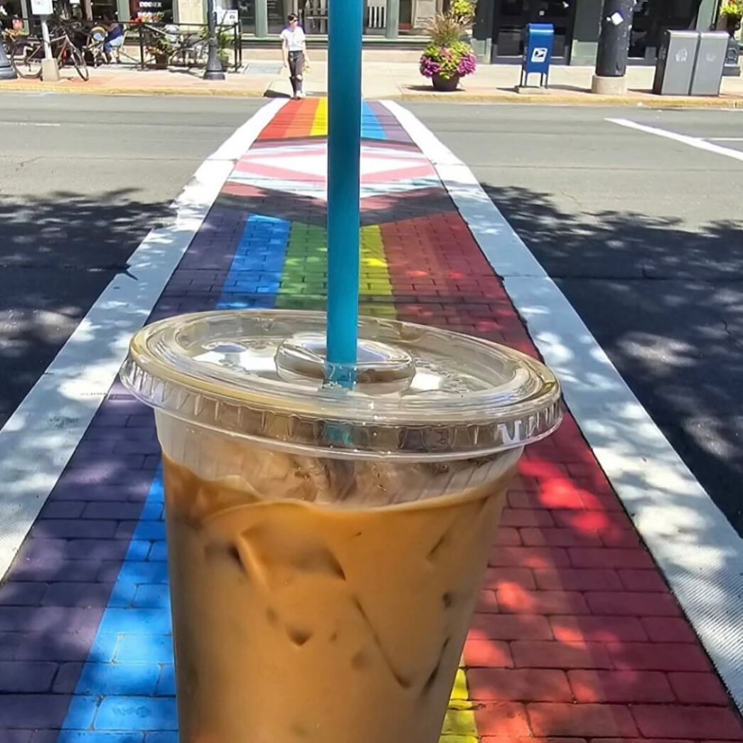 Ok maybe the sun ☀️ has been missing these past couple of days but a refreshing iced coffee ALWAYS adds a lil sunshine to your day! 🥤