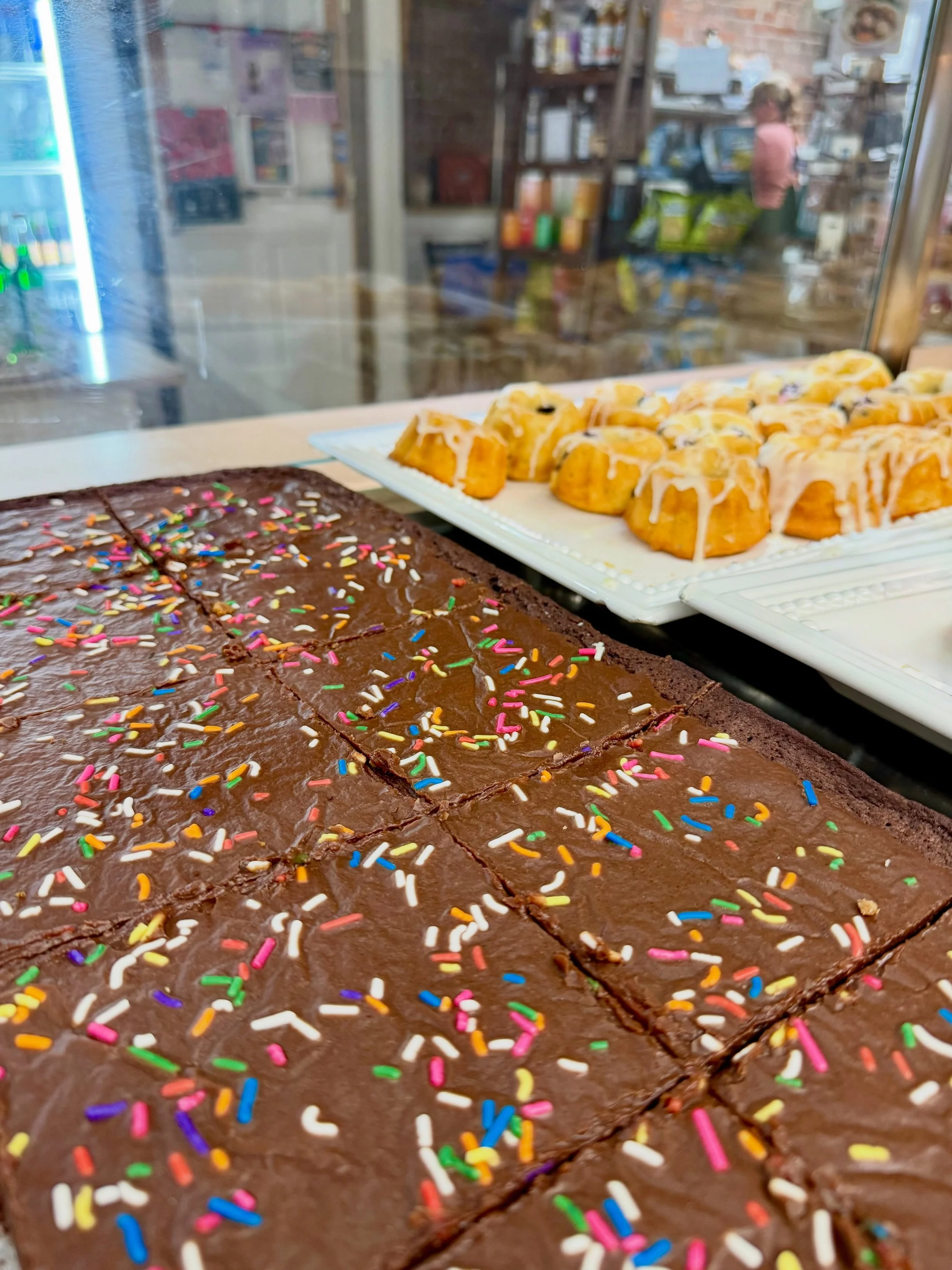 They say sweet treats won&rsquo;t solve all of my problems&hellip; but a brownie and a bundt cake sound like a pretty good place to start. 🍫

#ctbites #ctfoodie #supportlocalct #middletownct #dessertlover sweet treats bundt cake