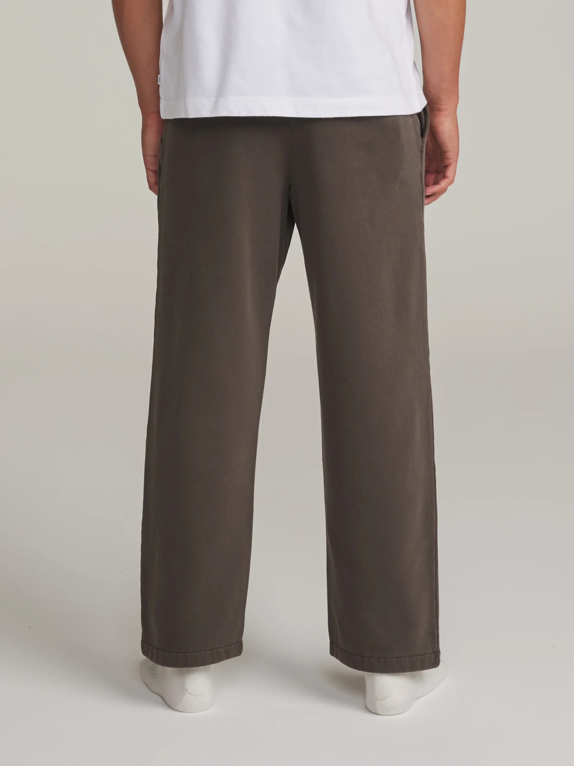 katin-fa26-fleece-layton-lounge-pant-lead-vintage-wash-on-model-03-back_5000x.webp