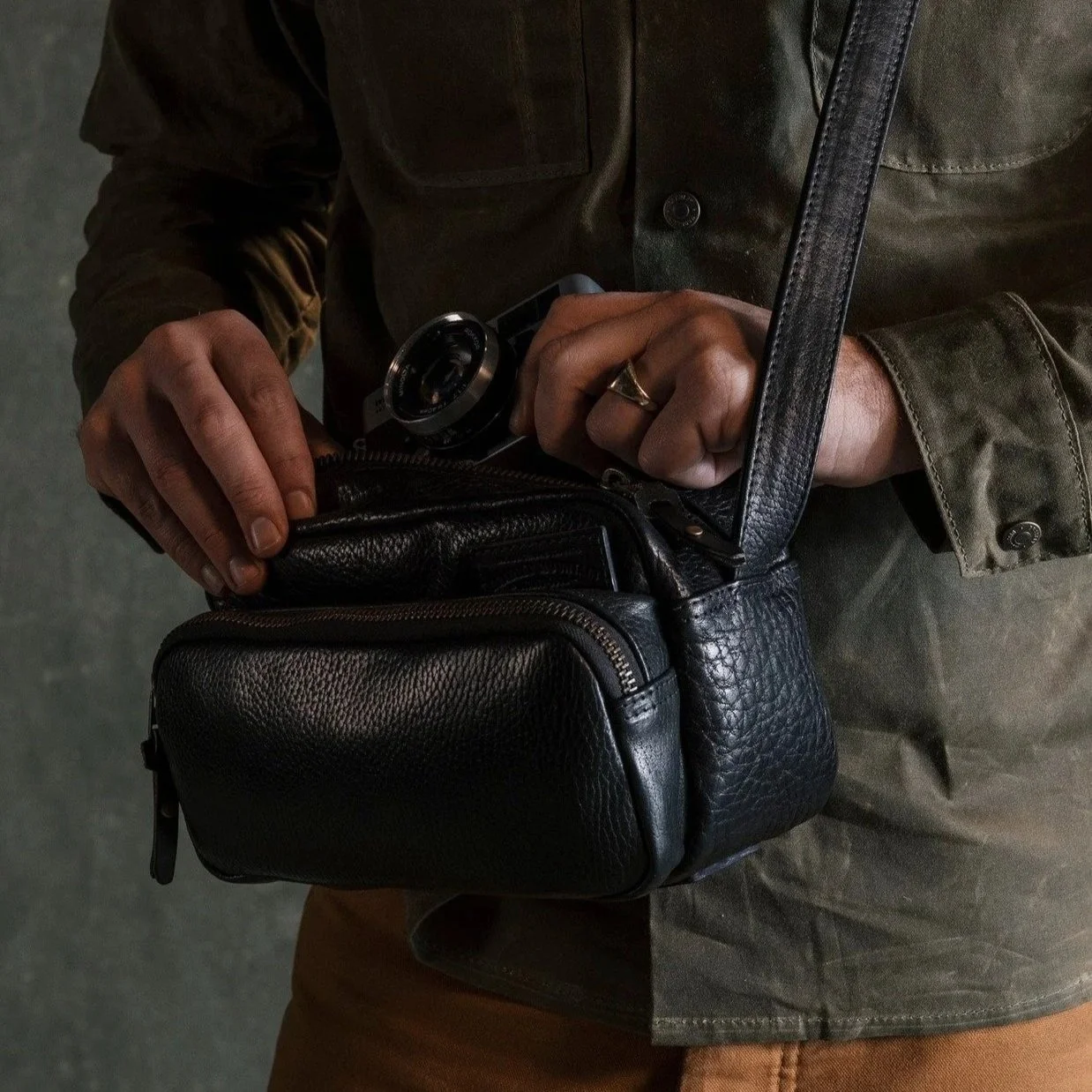 Bradley Mountain Rangefinder Crossbody Bag All Leather Black