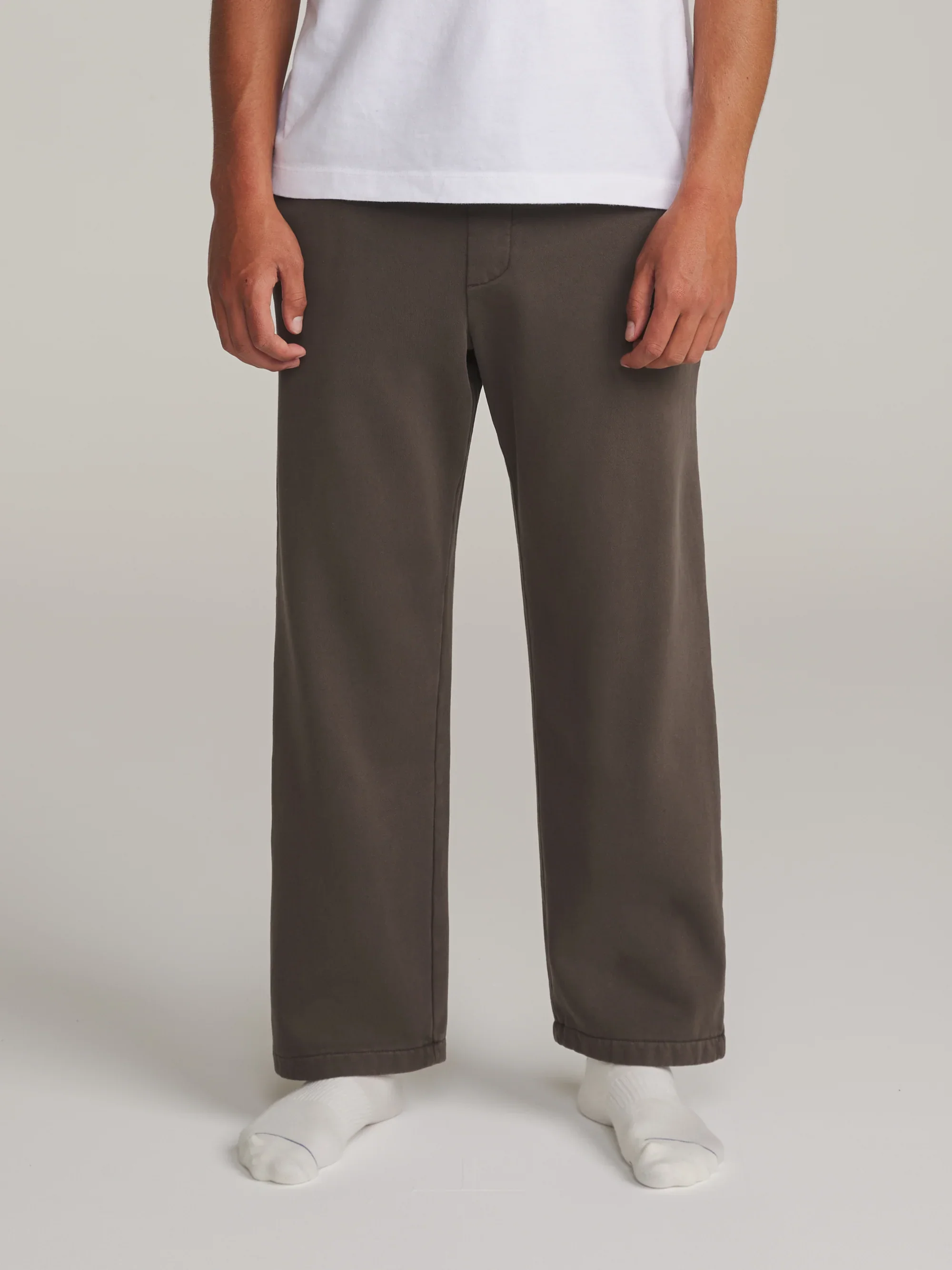 katin-fa26-fleece-layton-lounge-pant-lead-vintage-wash-on-model-01-front_5000x.webp