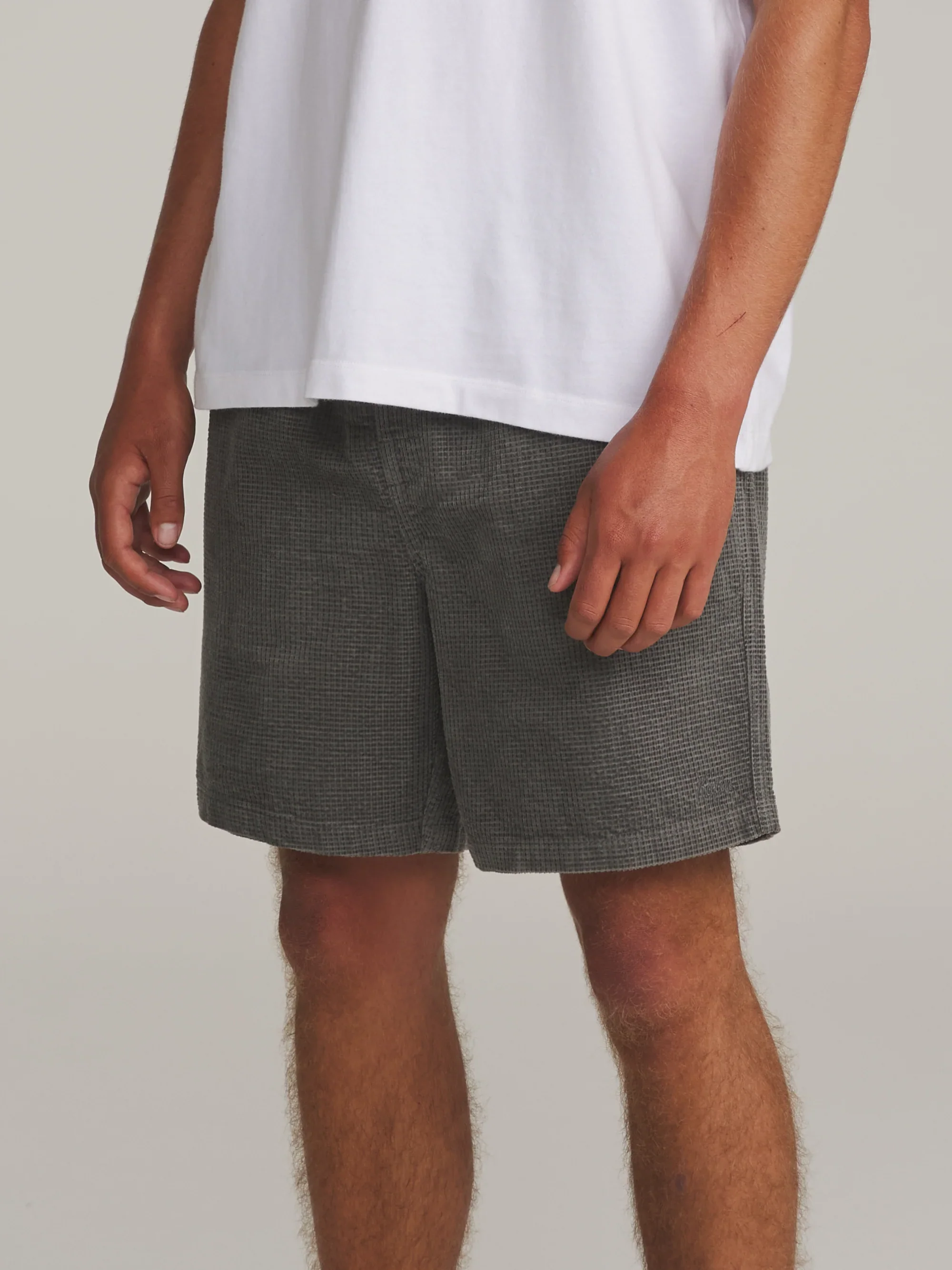 katin-fa26-walkshorts-ward-short-graphite-on-model-02-side_5000x.webp