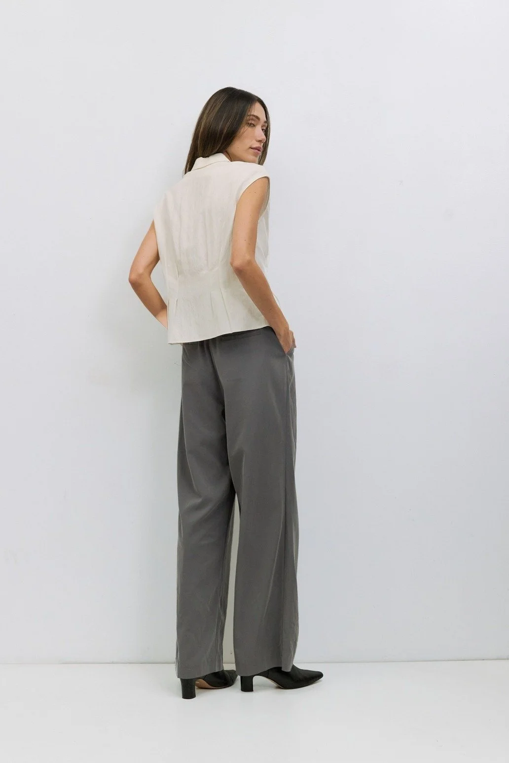 The Garner Pleated Pants Dark Grey