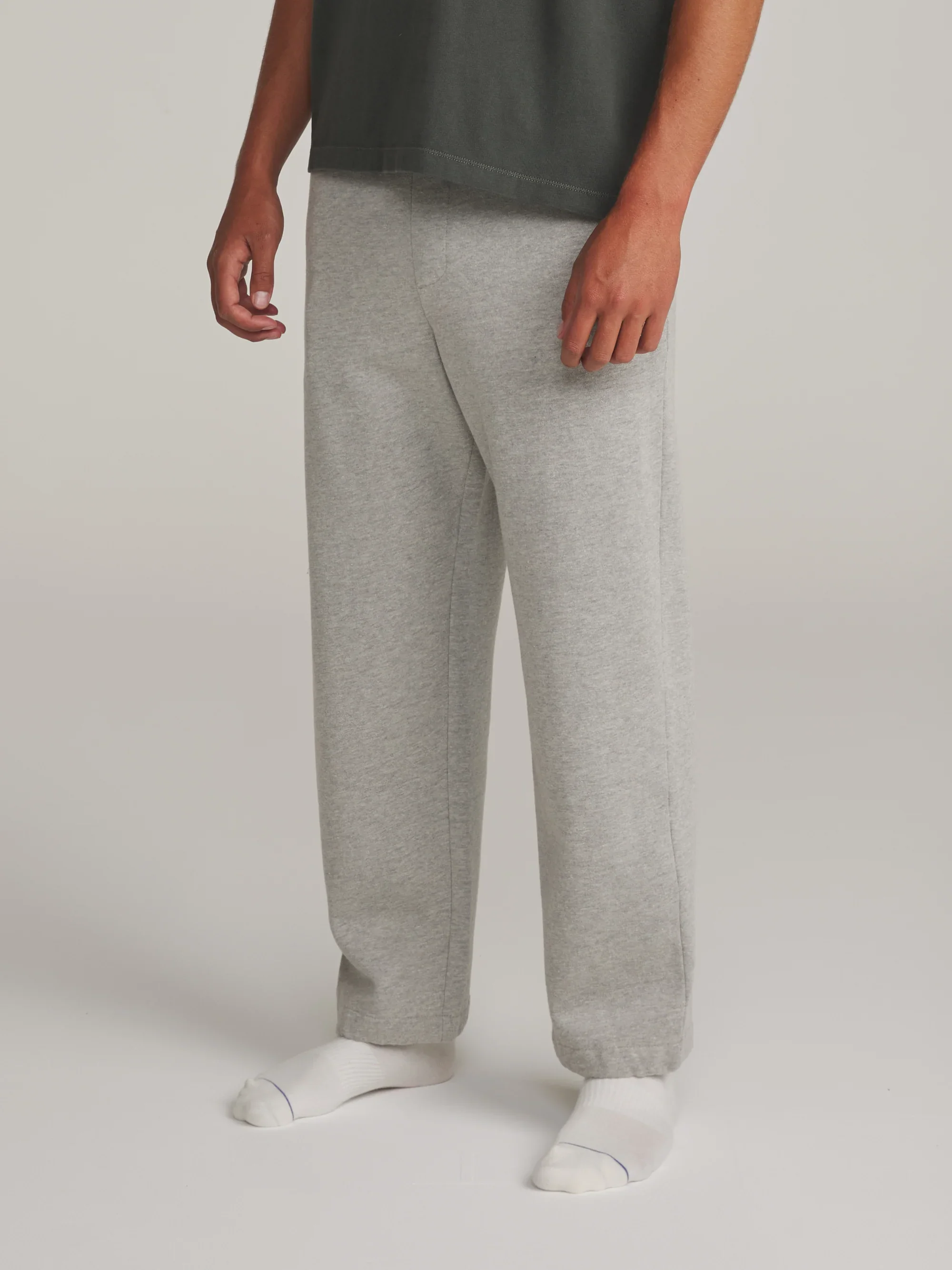 katin-fa26-fleece-layton-lounge-pant-heather-gray-on-model-02-side_5000x.webp