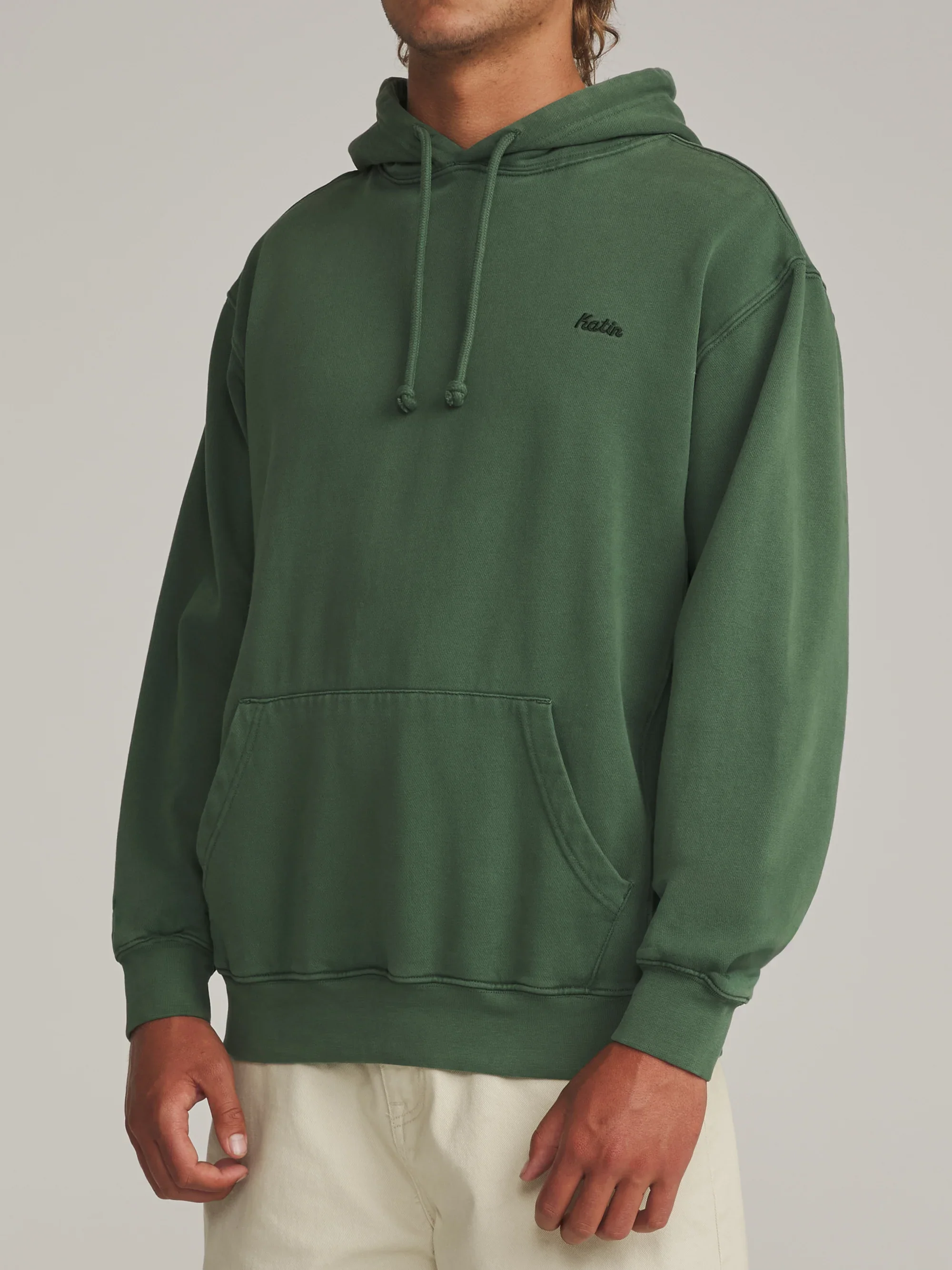 katin-fa26-fleece-emb-hood-fleece-pine-vintage-wash-on-model-02-side_5000x.webp