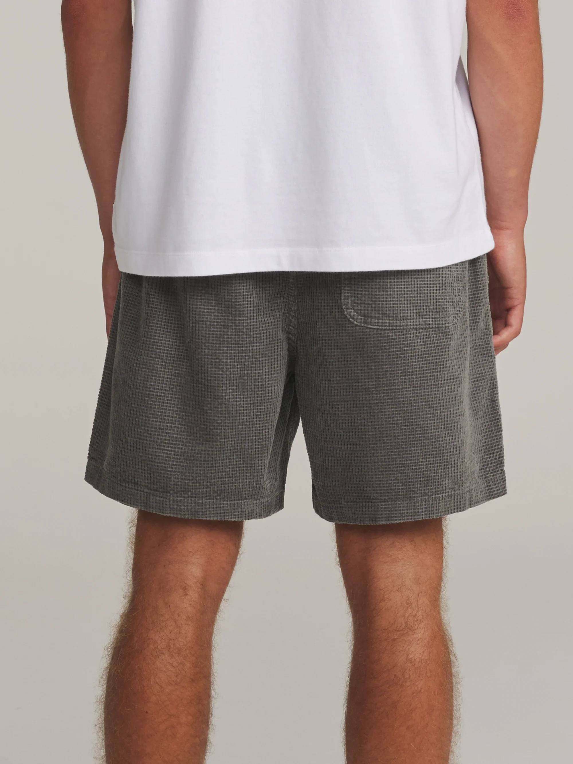 katin-fa26-walkshorts-ward-short-graphite-on-model-03-back_5000x.webp