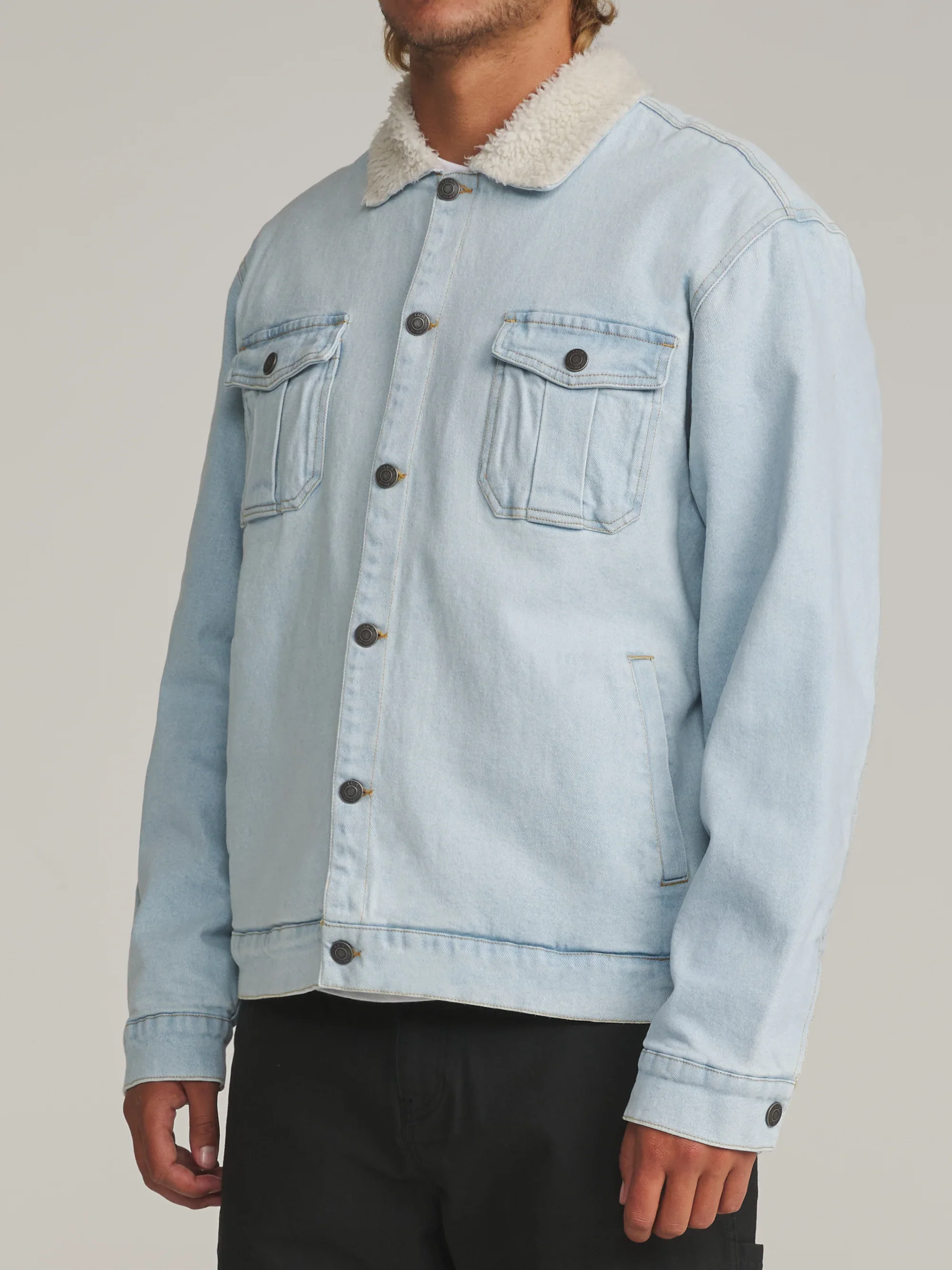 katin-fa26-jackets-harris-denim-jacket-light-indigo-on-model-02-side_5000x.webp
