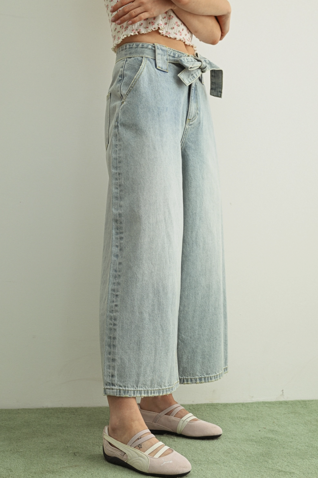 Bow Belt Wide Leg Cropped Jeans Light Wash