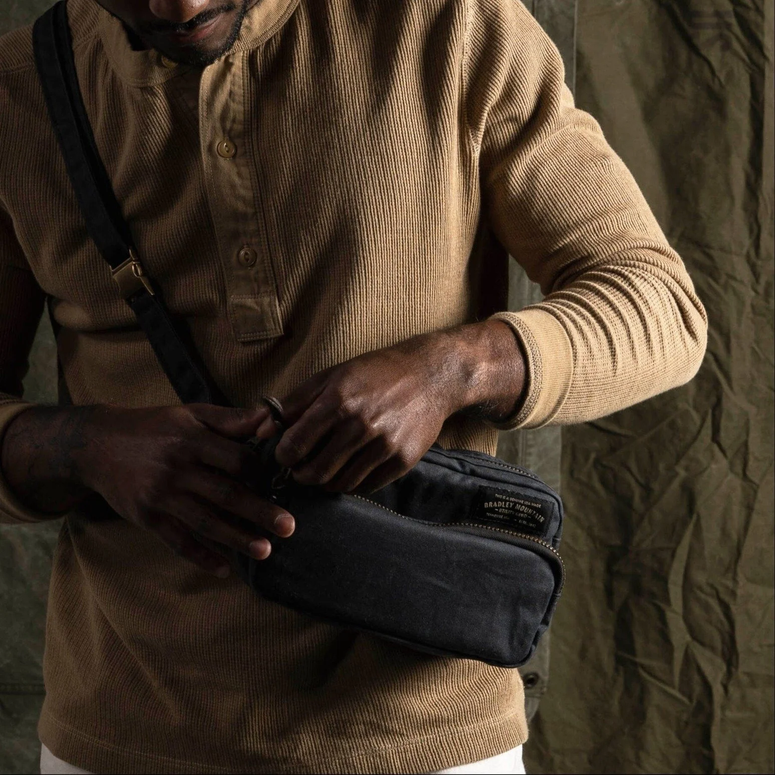 Bradley Mountain Pointer Crossbody Bag Black