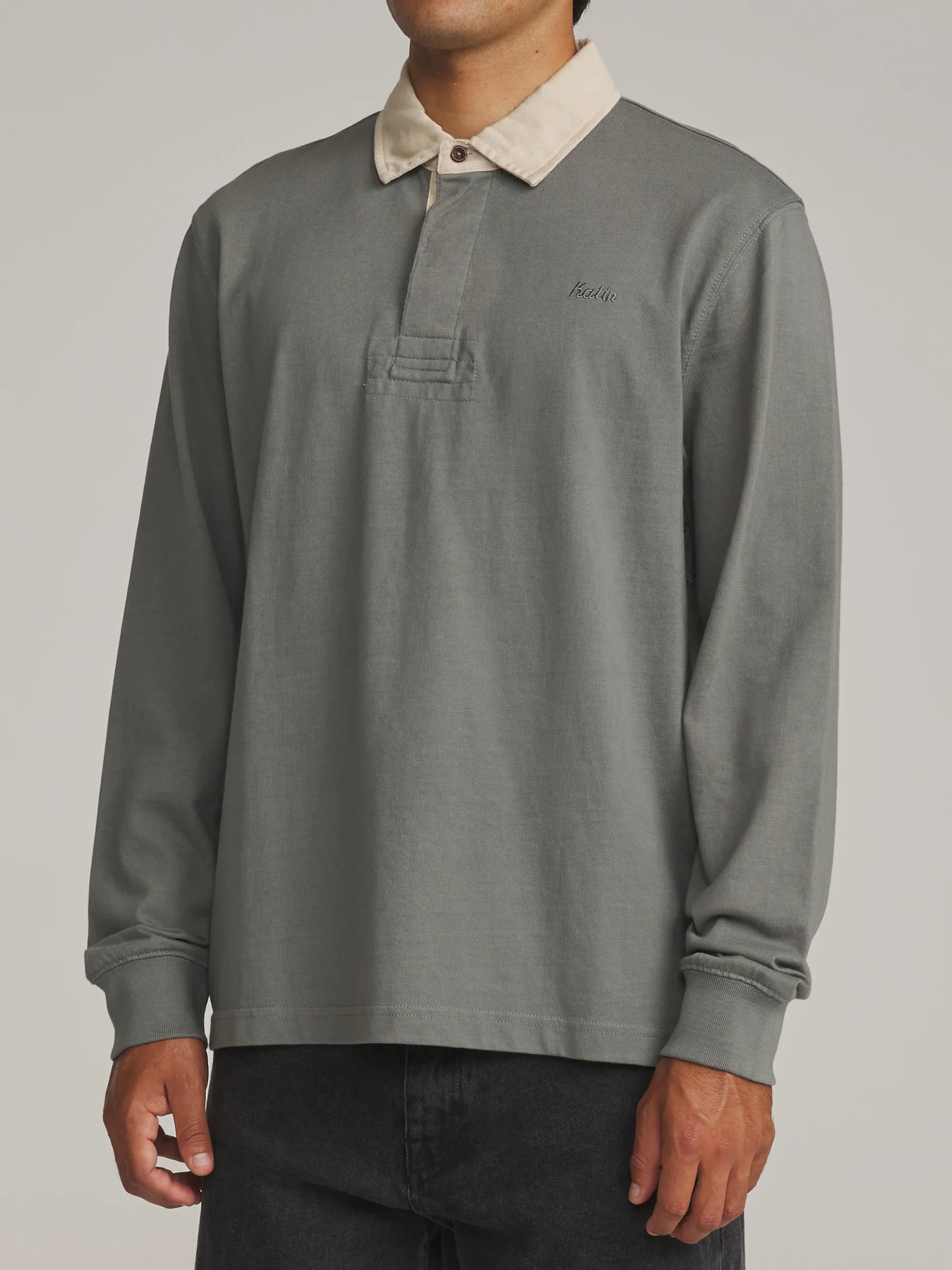 katin-fa26-basic-knits-ronan-polo-graphite-on-model-02-side_5000x.webp