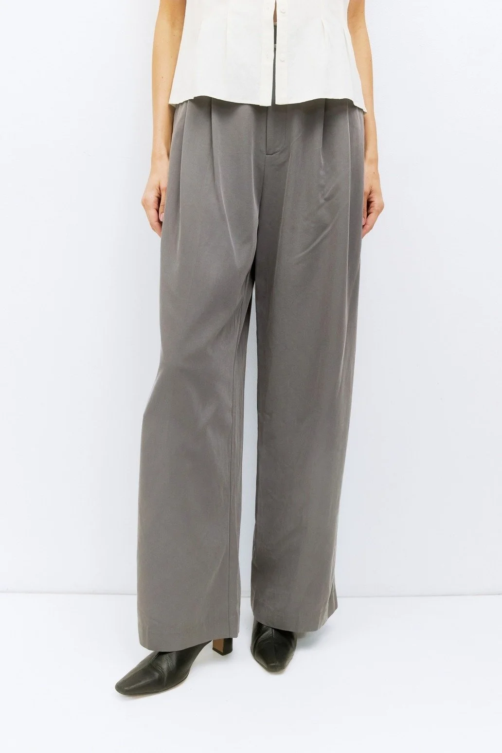 The Garner Pleated Pants Dark Grey