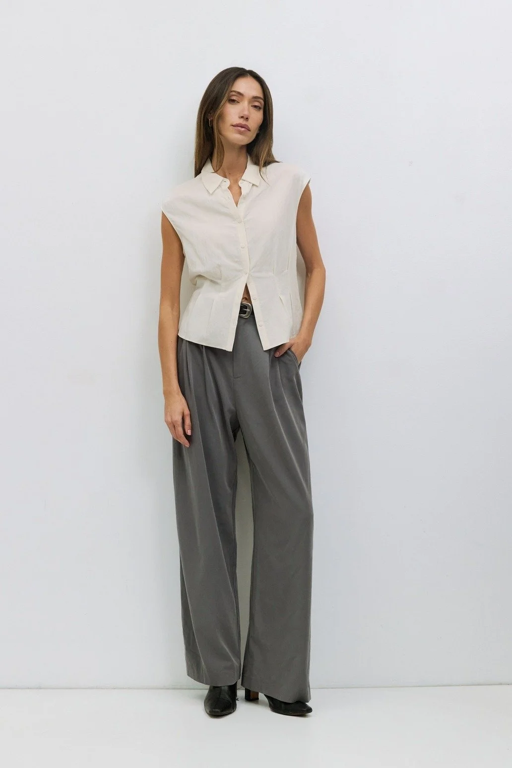 The Garner Pleated Pants Dark Grey