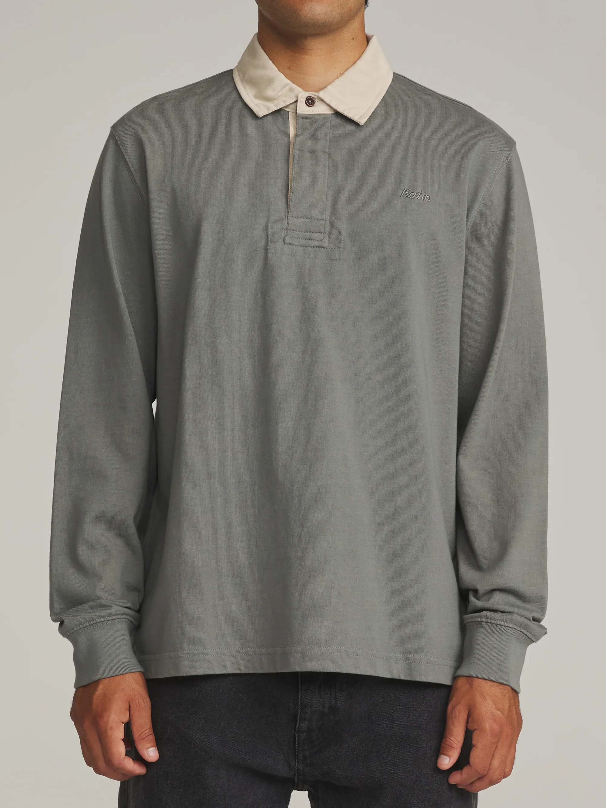 katin-fa26-basic-knits-ronan-polo-graphite-on-model-01-front_5000x.webp