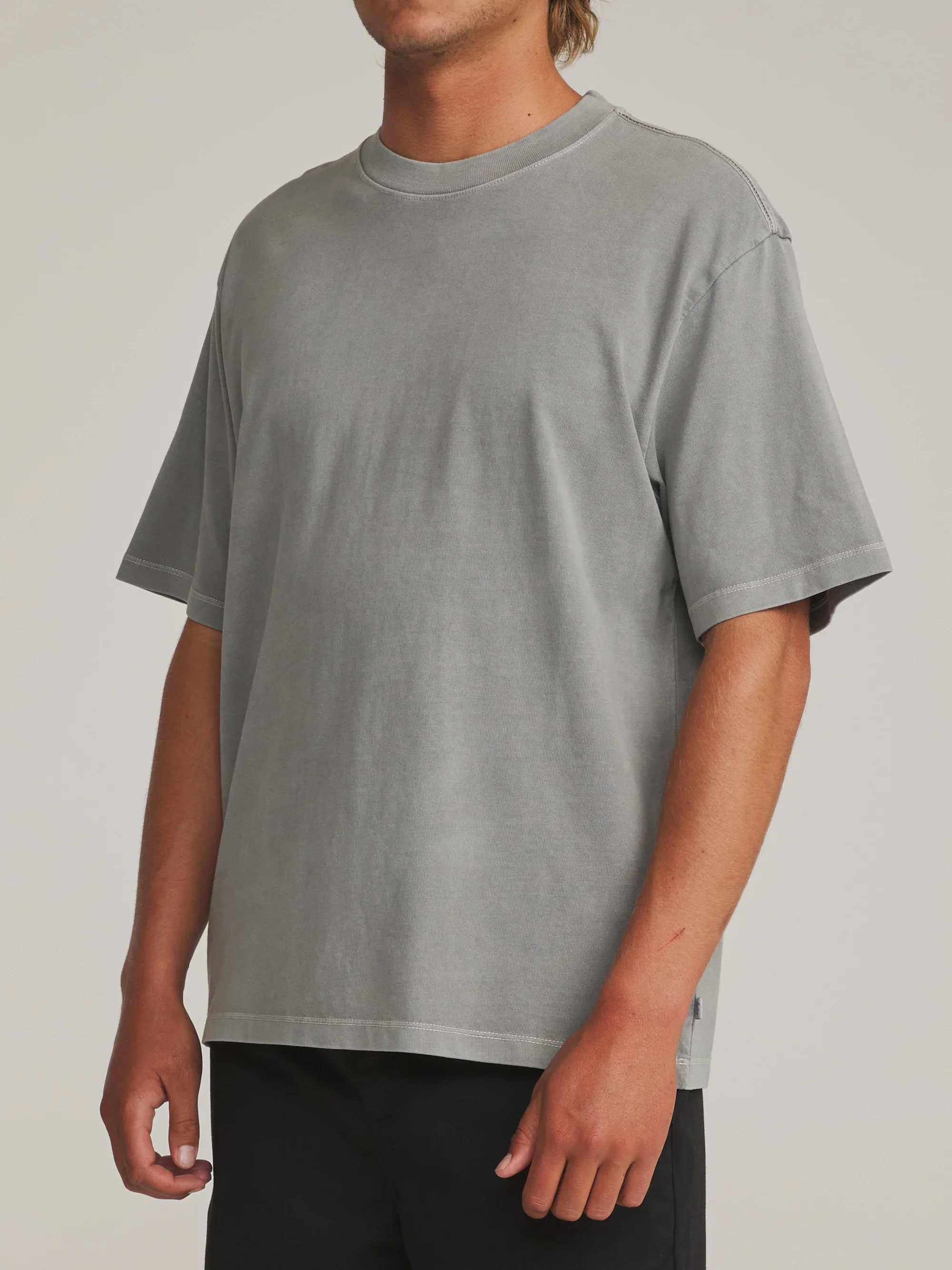 katin-fa26-basic-knits-box-fit-tee-gray-vintage-wash-on-model-02-side_5000x.webp