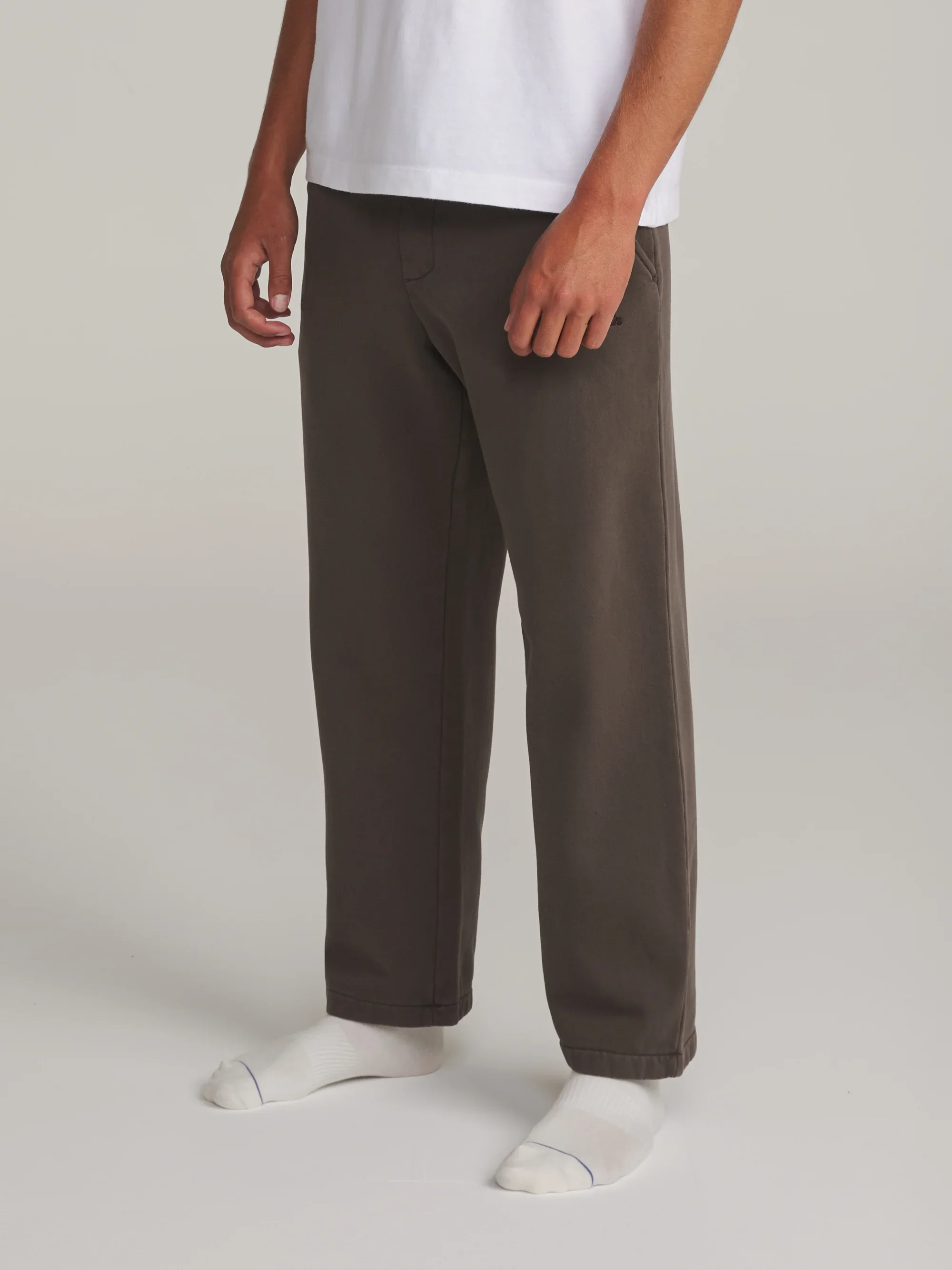 katin-fa26-fleece-layton-lounge-pant-lead-vintage-wash-on-model-02-side_5000x.webp