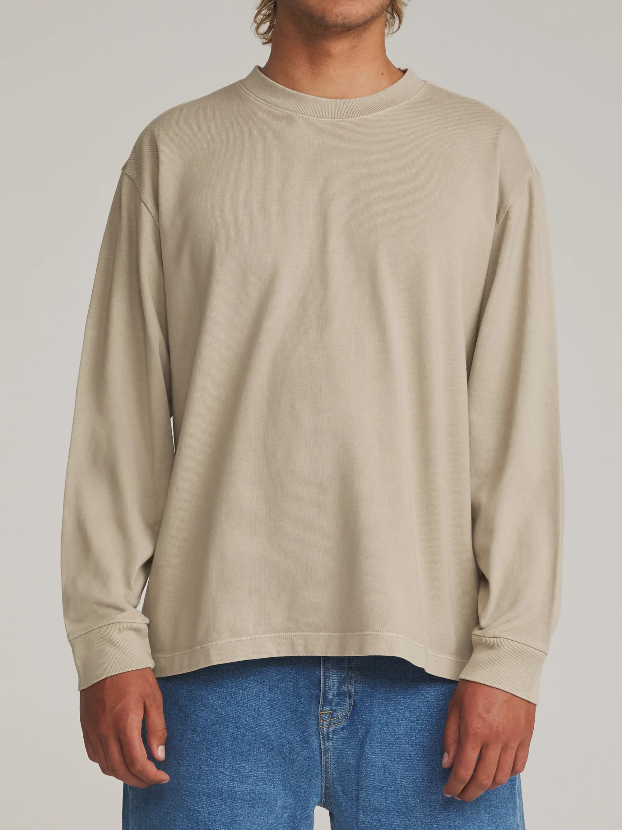 katin-fa26-basic-knits-box-fit-ls-tee-taupe-on-model-01-front_5000x.webp