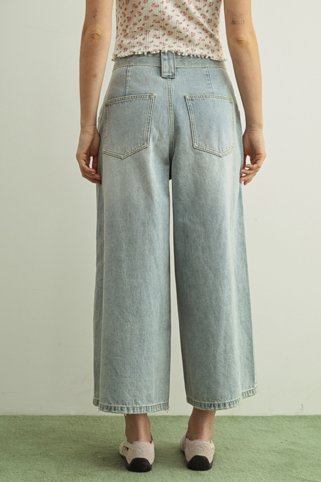 Bow Belt Wide Leg Cropped Jeans Light Wash