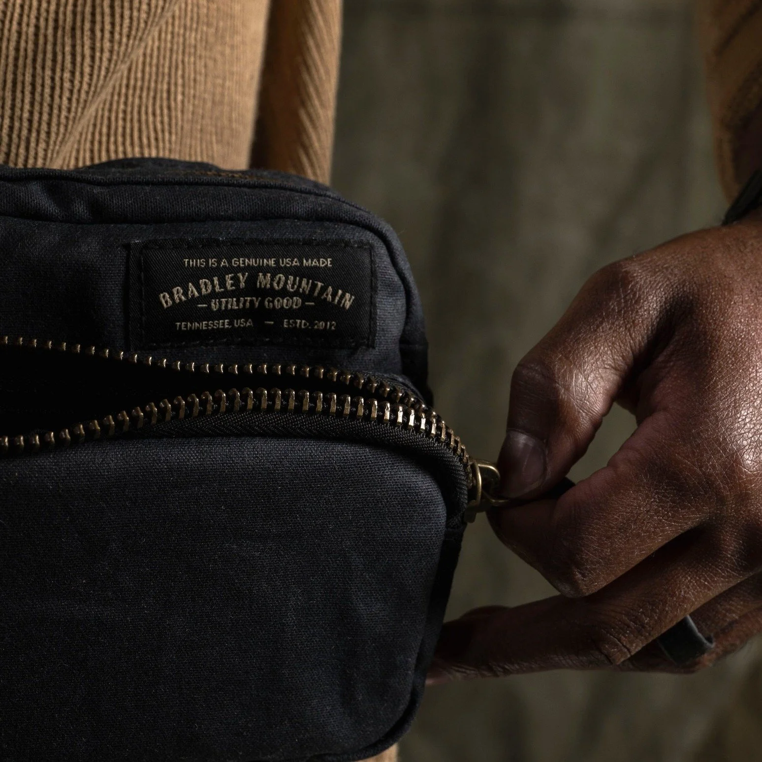 Bradley Mountain Pointer Crossbody Bag Black