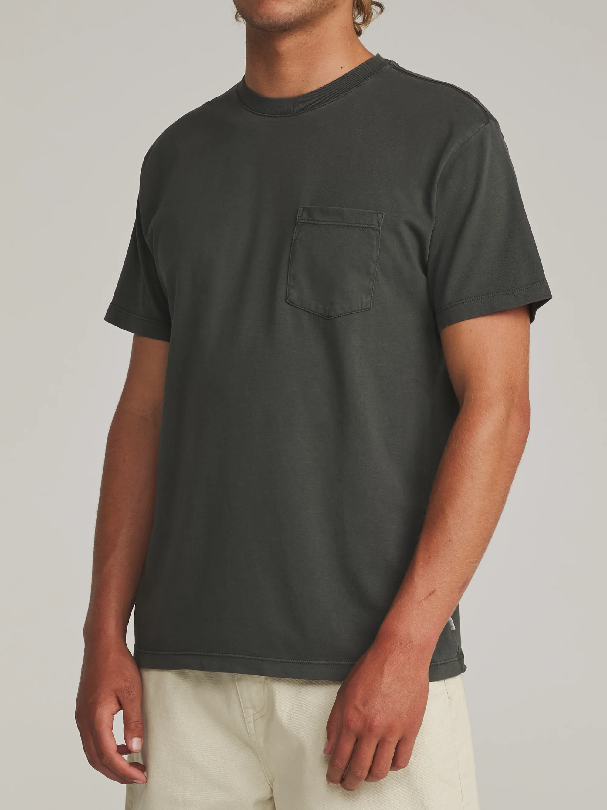 katin-fa26-basic-knits-base-tee-black-vintage-wash-on-model-02-side_5000x.webp