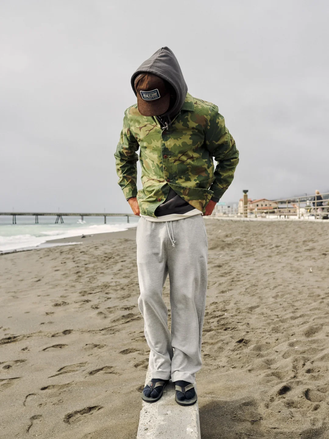 katin-fa26-fleece-layton-lounge-pant-heather-gray-lifestyle-frame-0406_v2_5000x.webp