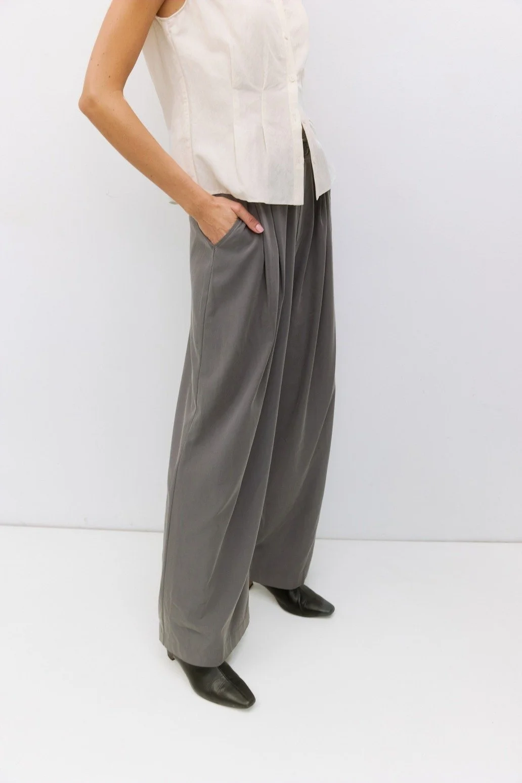 The Garner Pleated Pants Dark Grey