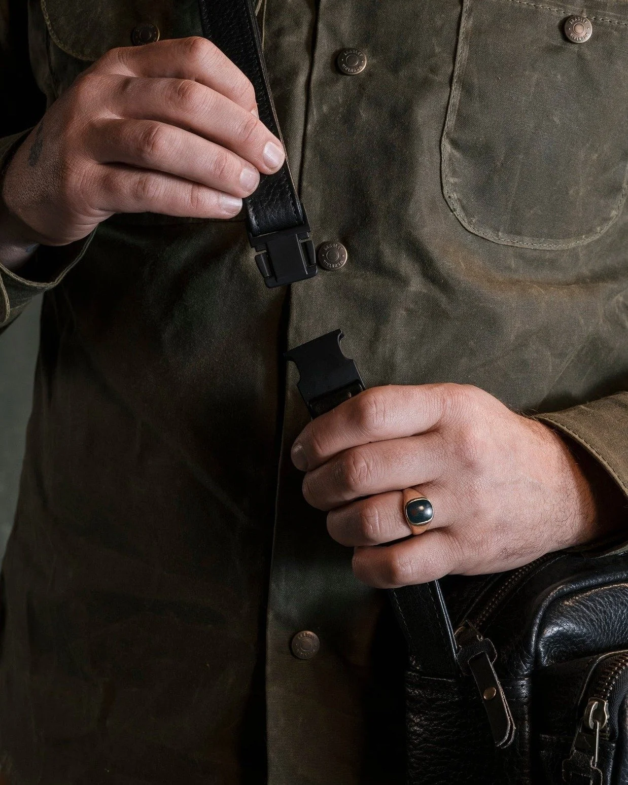 Bradley Mountain Rangefinder Crossbody Bag All Leather Black