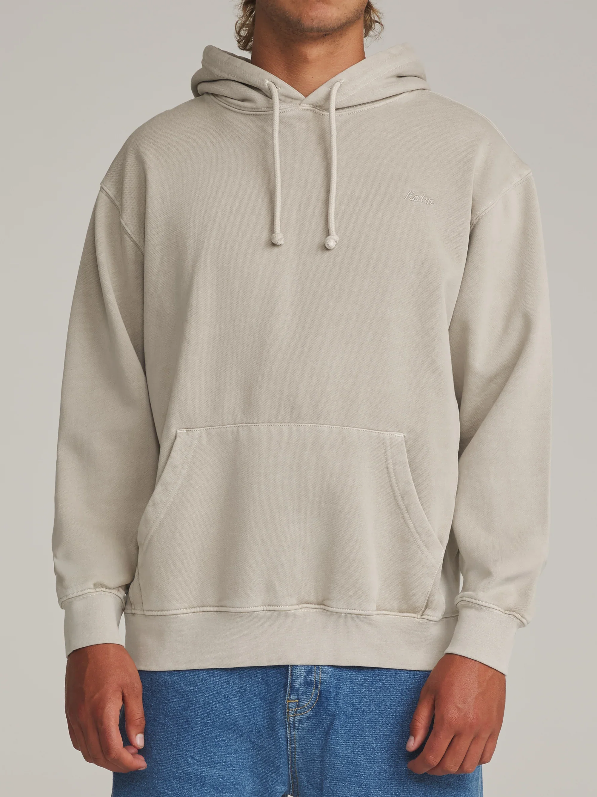 katin-fa26-fleece-emb-hood-fleece-birch-vintage-wash-on-model-01-front_5000x.webp
