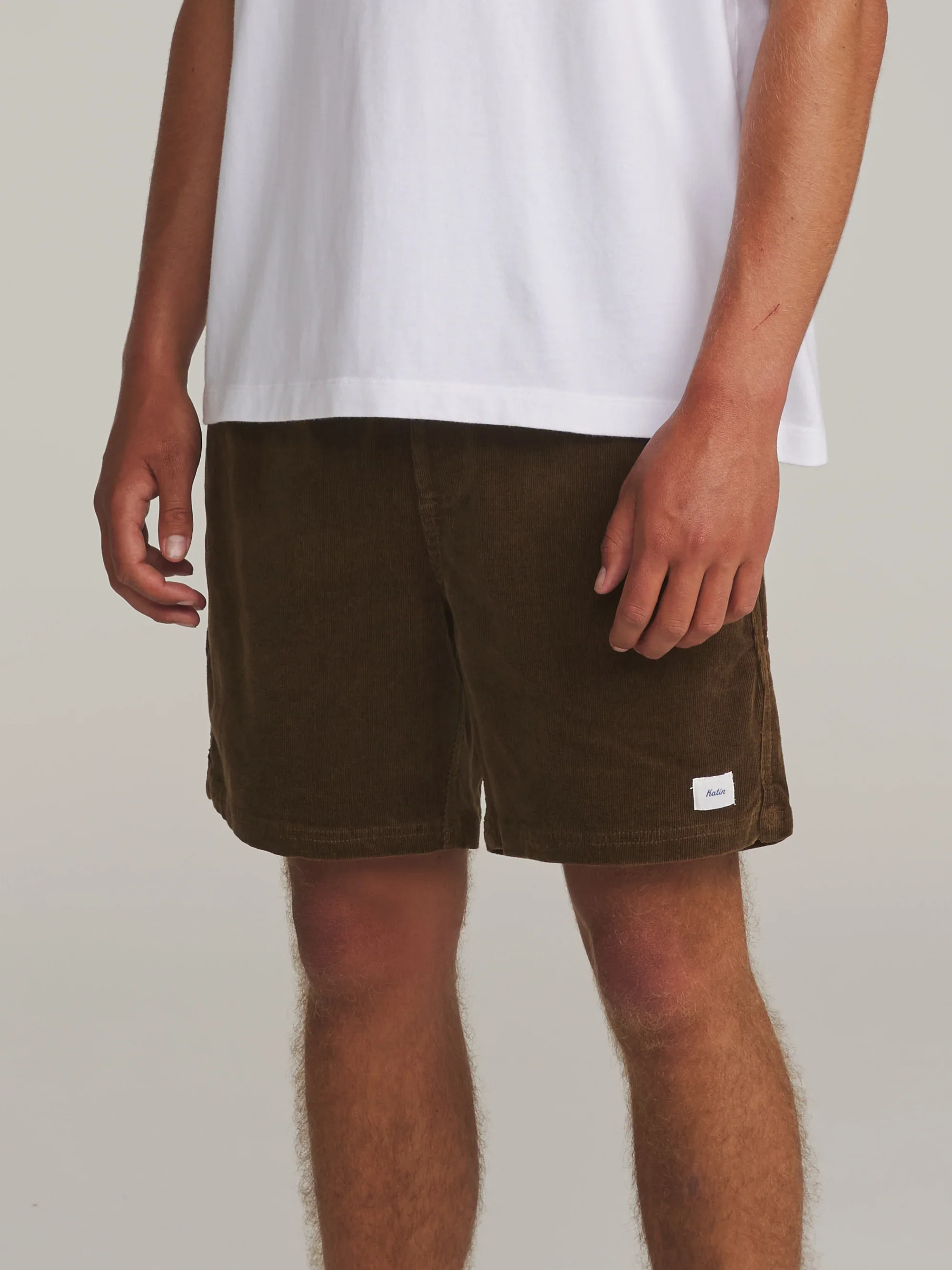 katin-fa26-walkshorts-cord-local-short-brown-on-model-02-side_5000x.webp